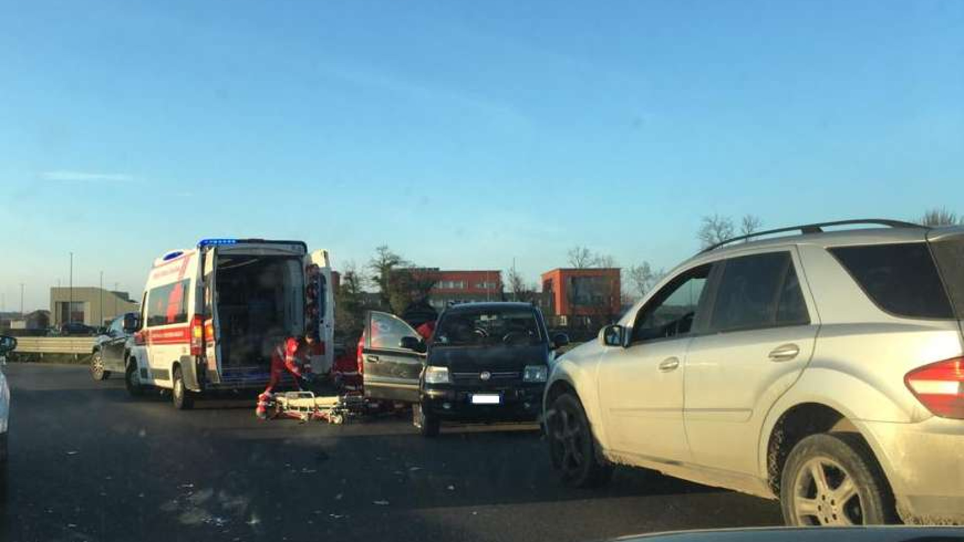Scontro alla rotonda di strada Gragnana, una persona ferita. Disagi