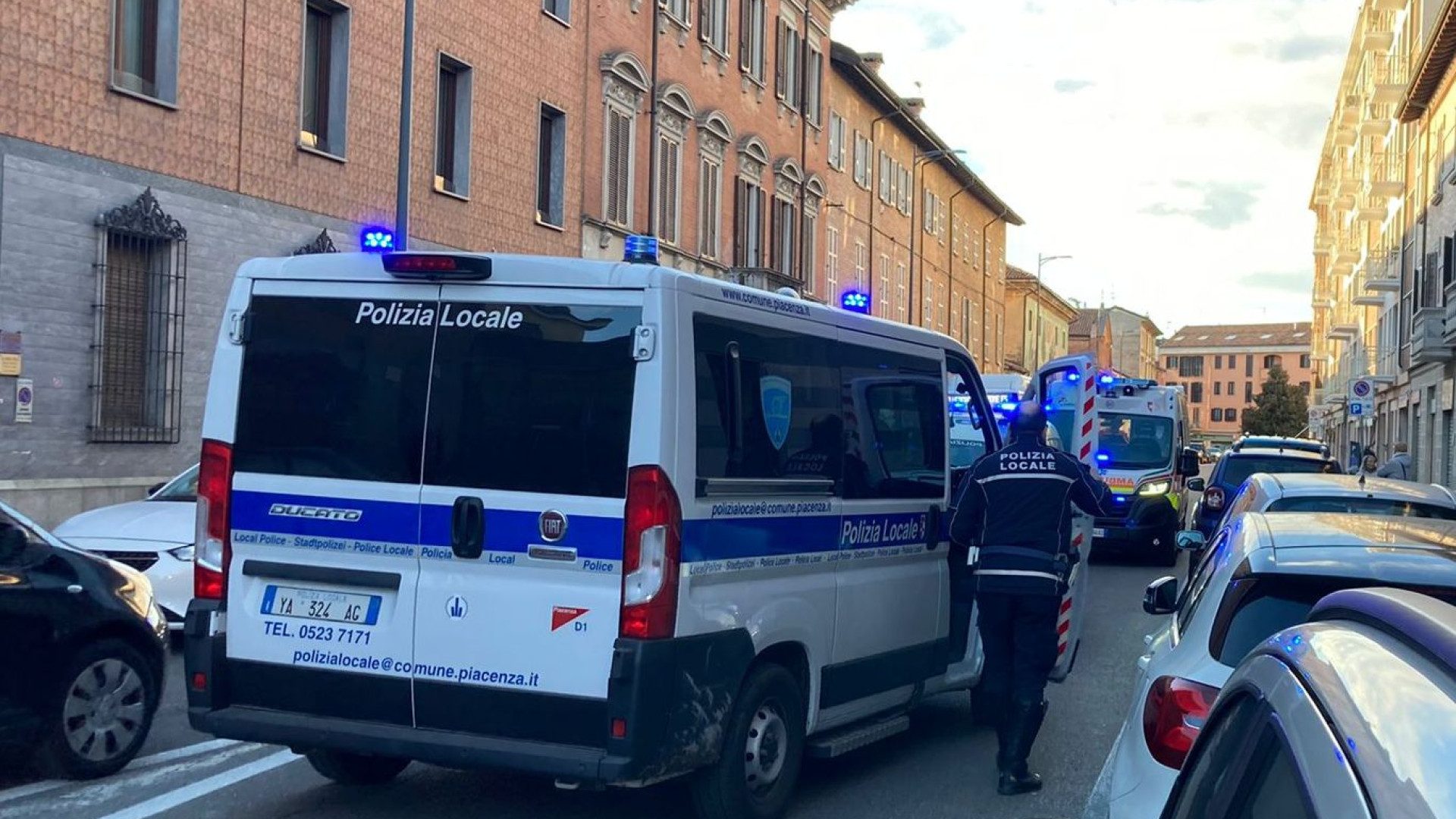 Cade in bici sullo Stradone Farnese, donna trasportata in ospedale