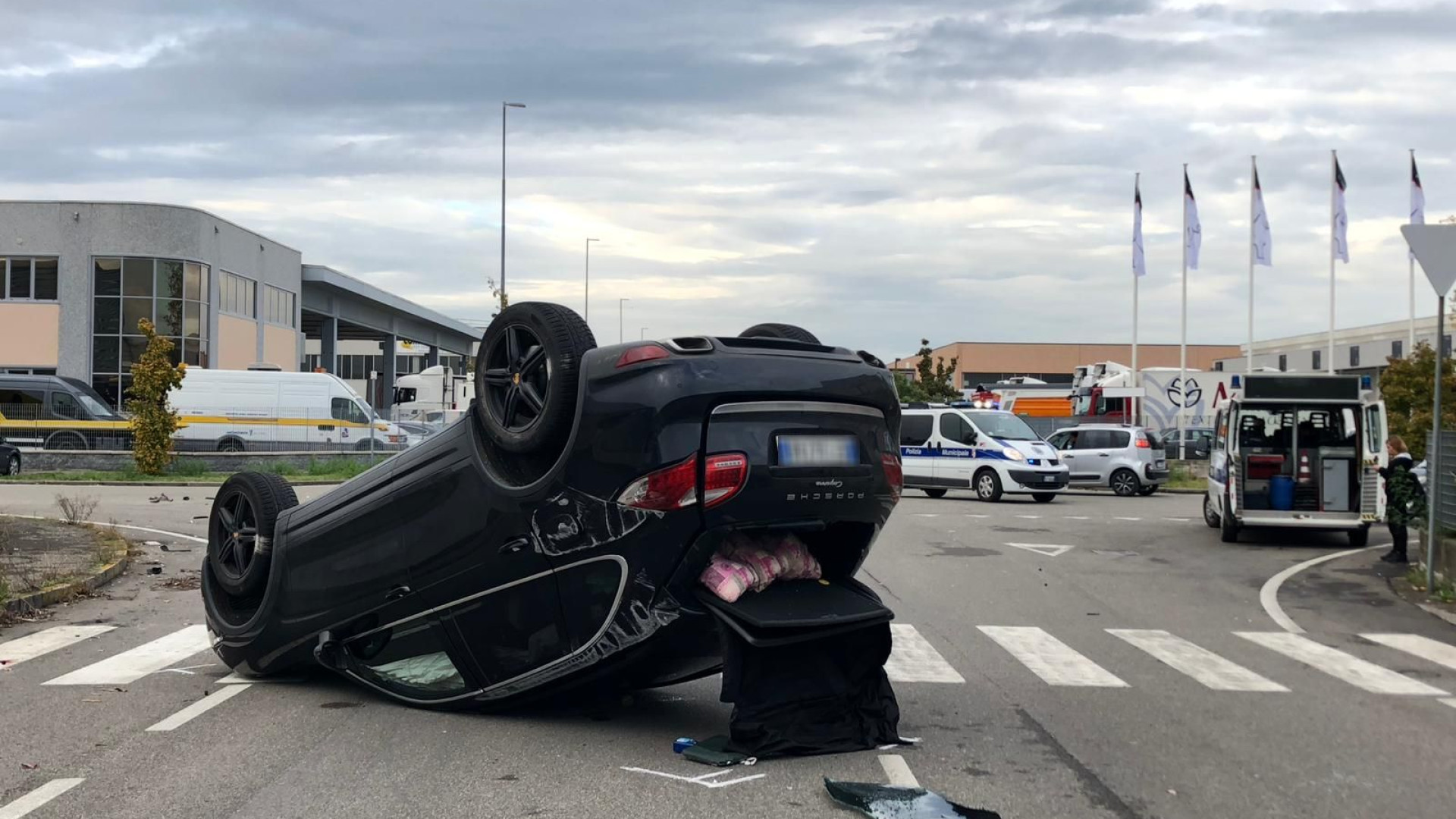 Cayenne si scontra con una Polo e si ribalta, ferite mamma e bimba di due mesi. Dinamica al vaglio