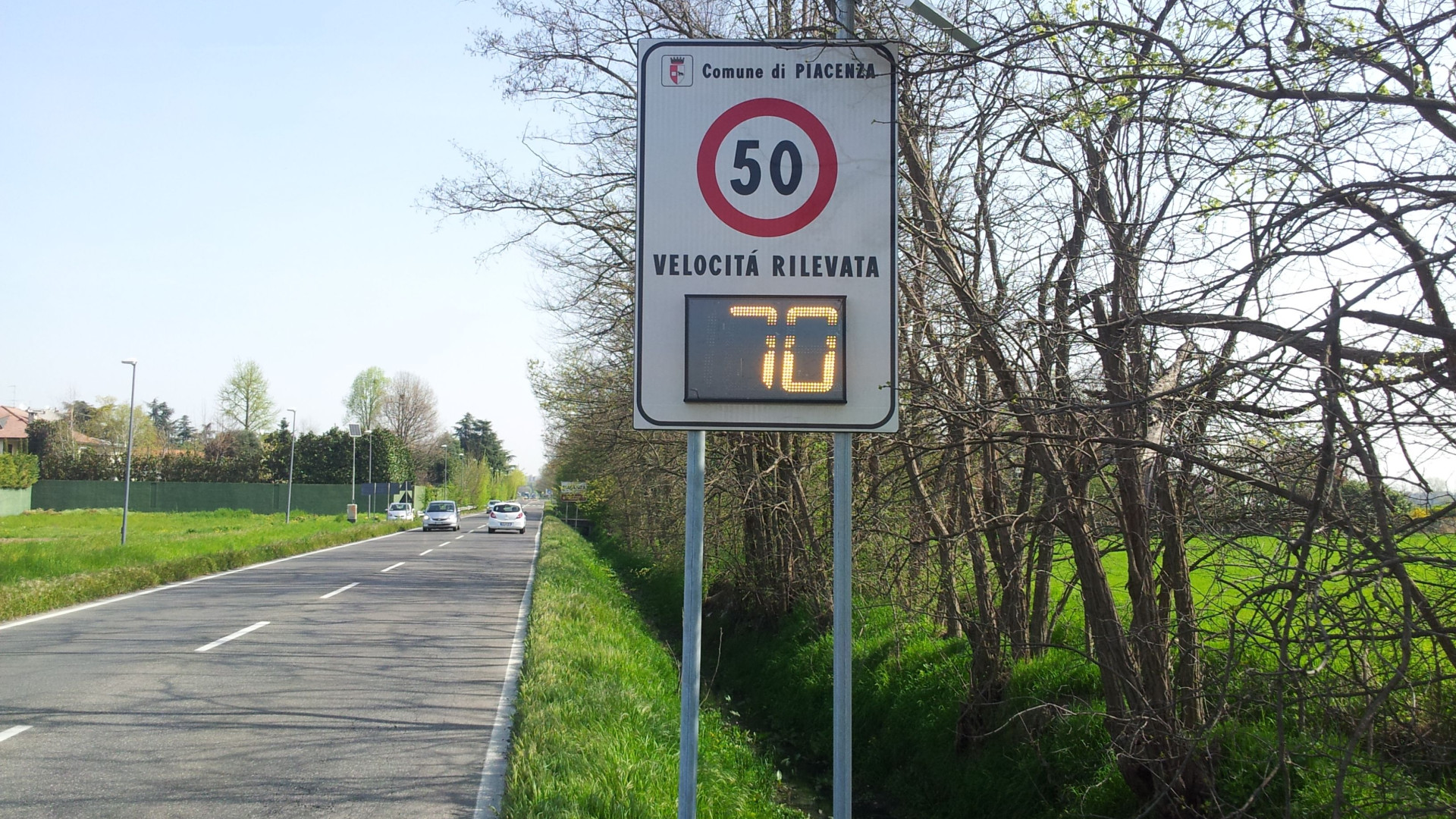 Besurica, rilevatore di velocità e pensiline alle fermate dei bus