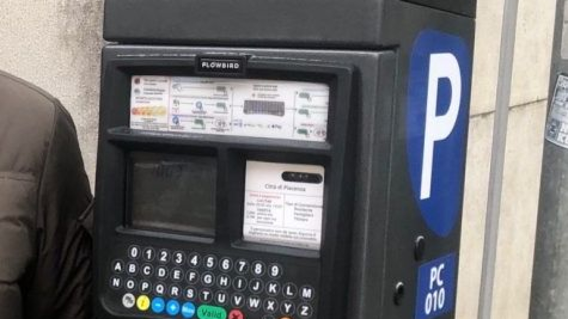 "Strisce blu, impossibile pagare con bancomat”. Il gestore: “In arrivo nuove app”