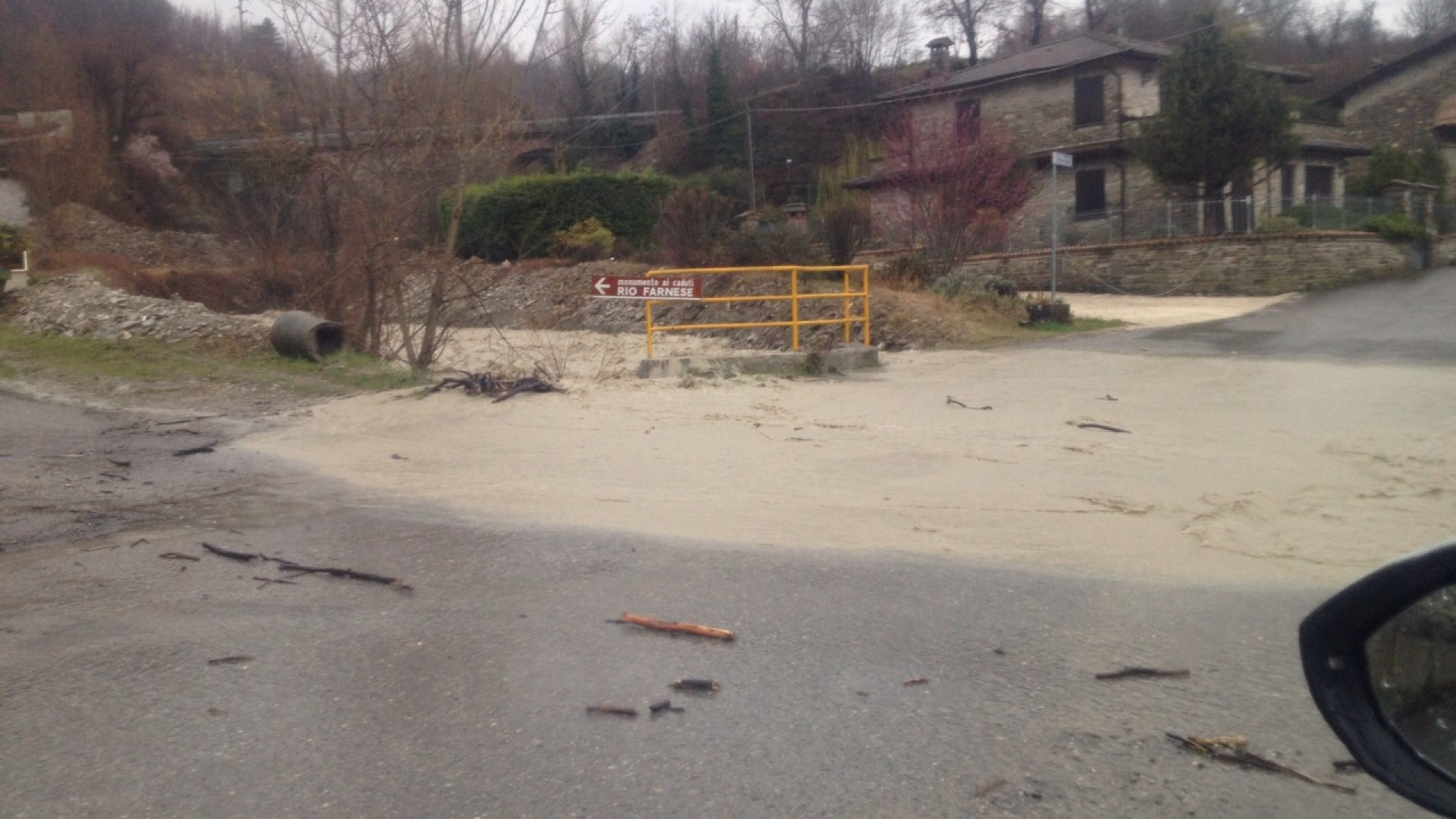 Bettola: esonda un canale, allagato il campo da calcio del paese. Foto