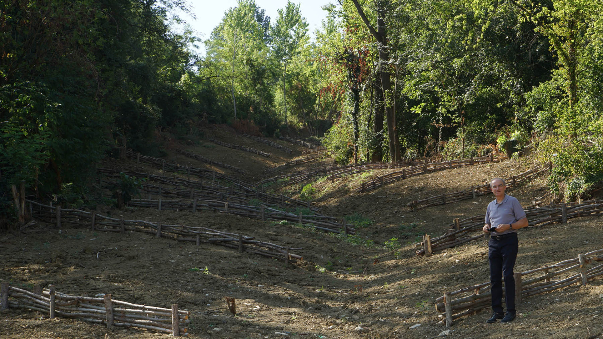 Pianello, palizzata antifrana lungo la strada per Arcello