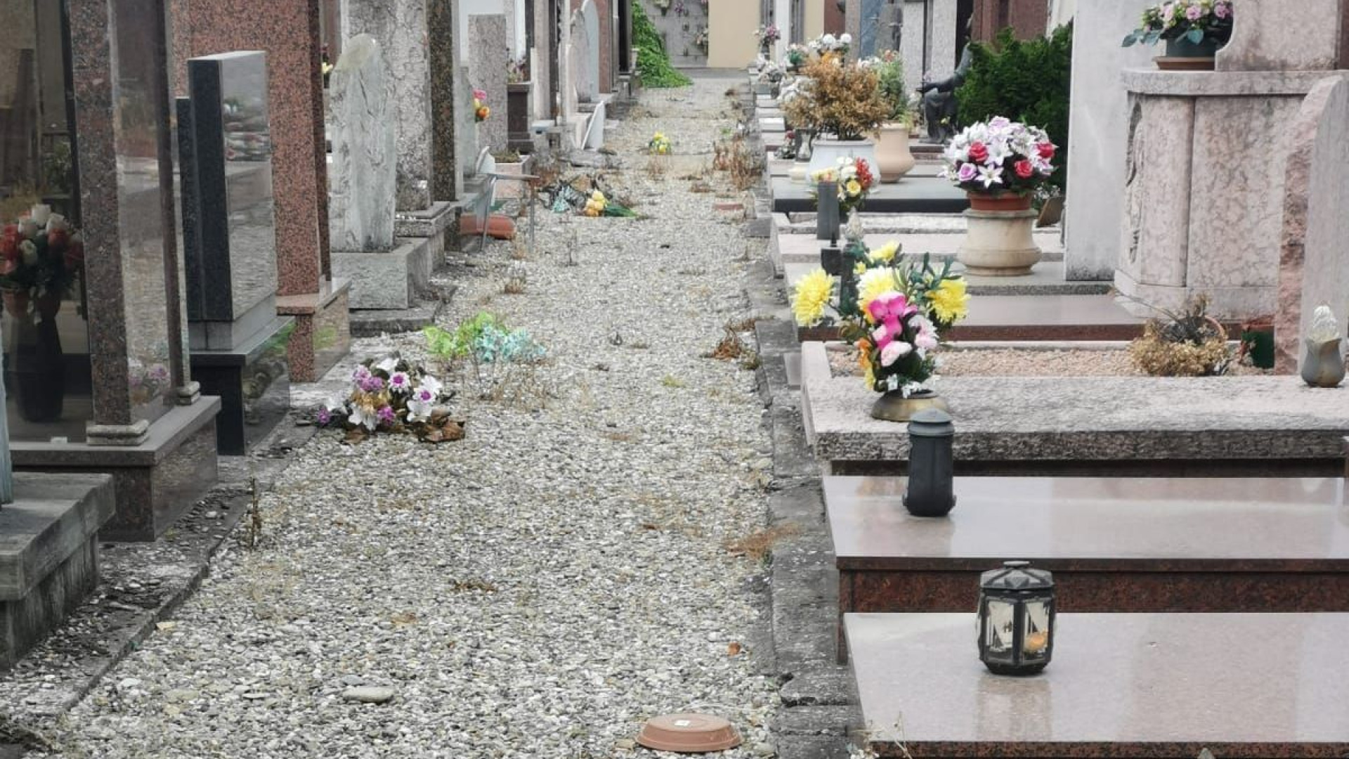 Degrado nei cimiteri, piano da cinque milioni per la manutenzione: ok in giunta