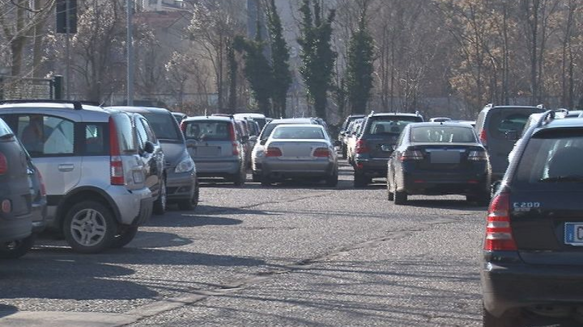 Parcheggio viale Malta: auto in divieto, passaggio ostruito e degrado