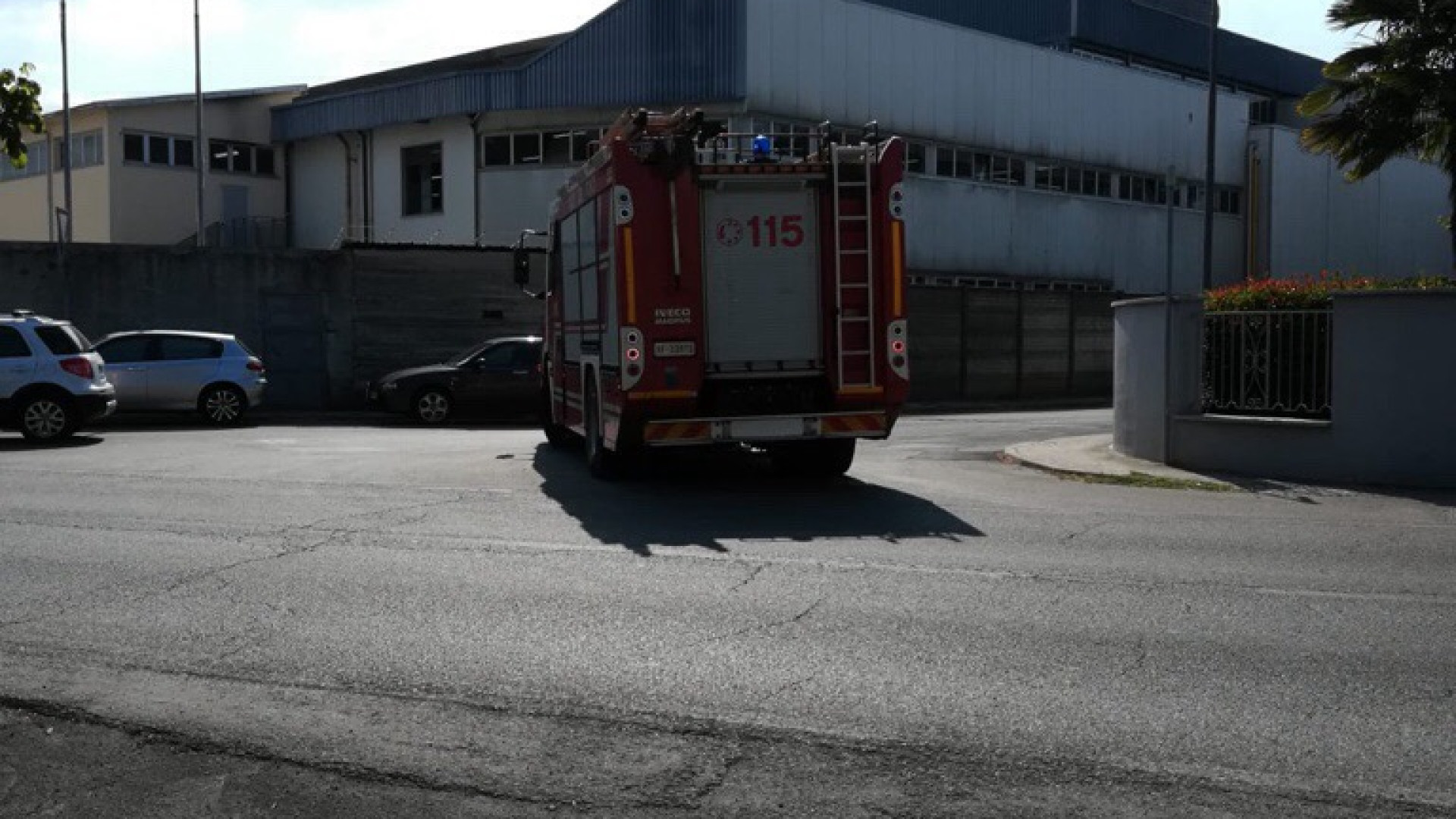Incendio all'interno della vetreria, serve l'intervento dei vigili del fuoco