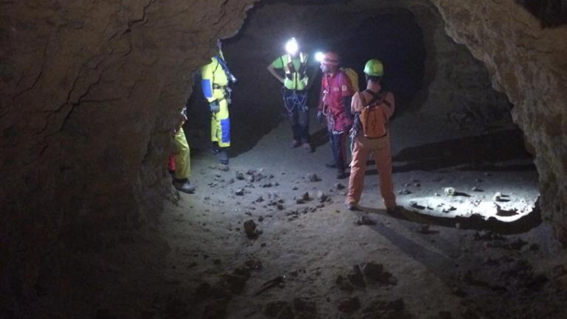 Maxi battuta di ricerche: 150 volontari impegnati. Speleologi nelle grotte