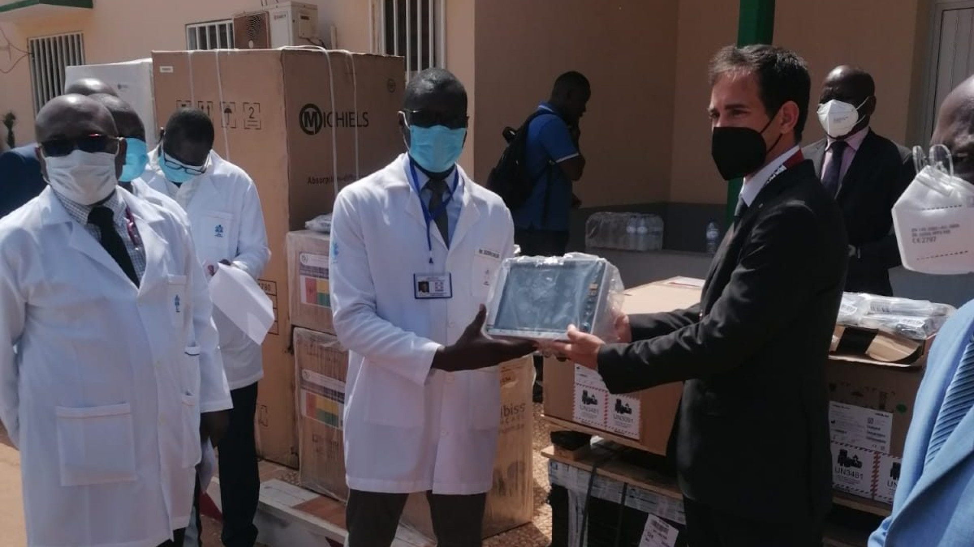 Round Table Piacenza in Guinea-Bissau. Donati dieci monitor medicali