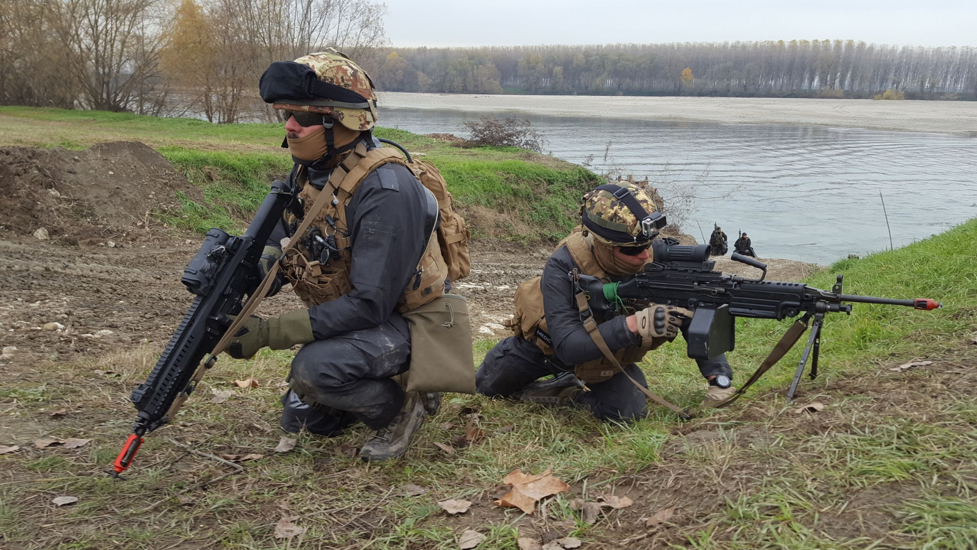 L'esercito sbarca sull'argine del fiume Po, ma è solo una maxi esercitazione dei Pontieri LE FOTO