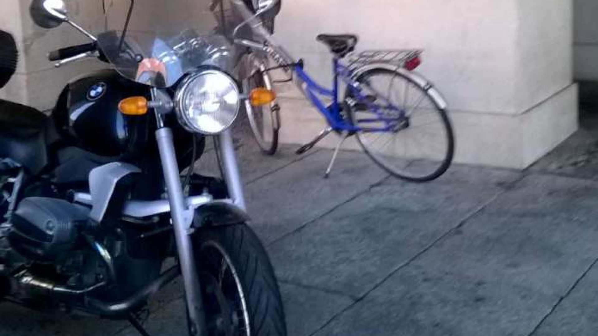 Parcheggio selvaggio senza limiti, moto anche nel Teatro Municipale