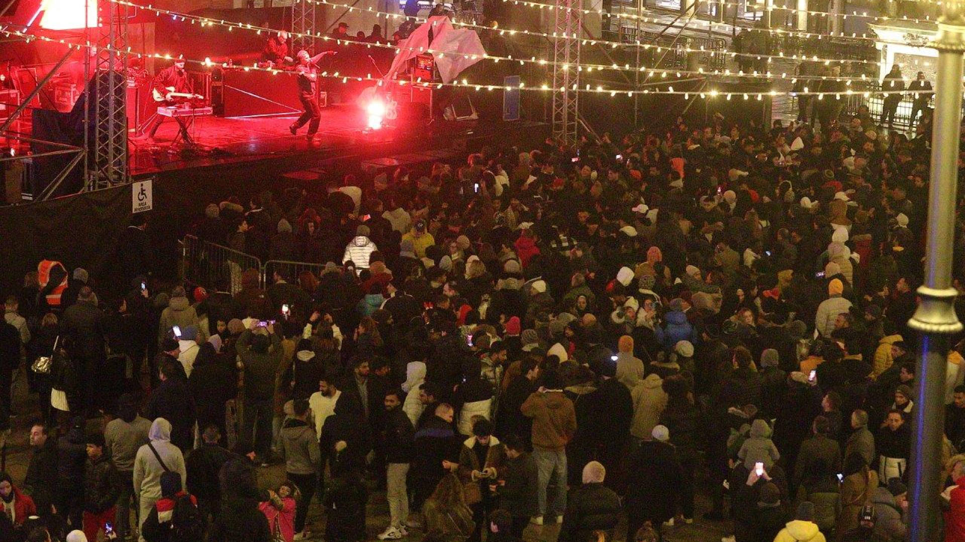 Piazza Cavalli gremita per ballare con i Planet Funk e salutare il nuovo anno