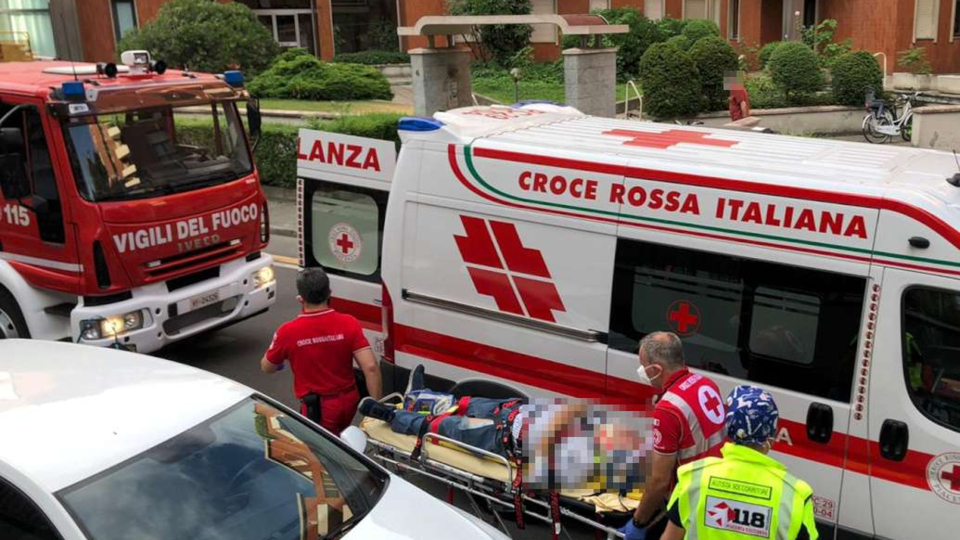 Paura nel parcheggio di un condominio: scivola sotto la sua auto e rimane incastrato