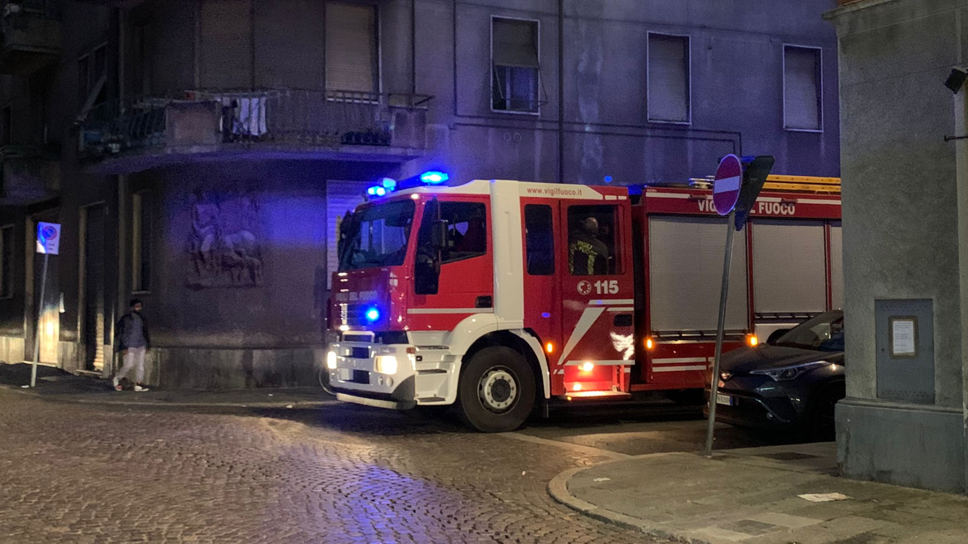 Pentolino dimenticato sui fornelli. Intervento dei vigili del fuoco in via Pozzo