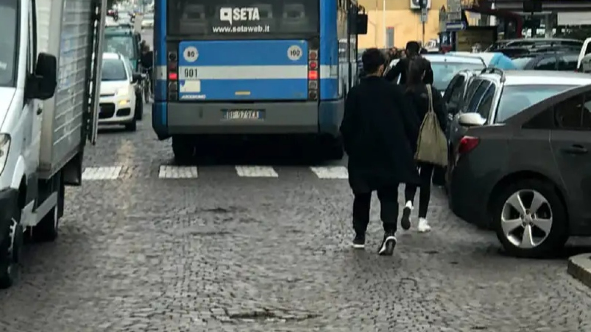 "Parcheggio selvaggio in via Taverna, proprio davanti all'ospedale"