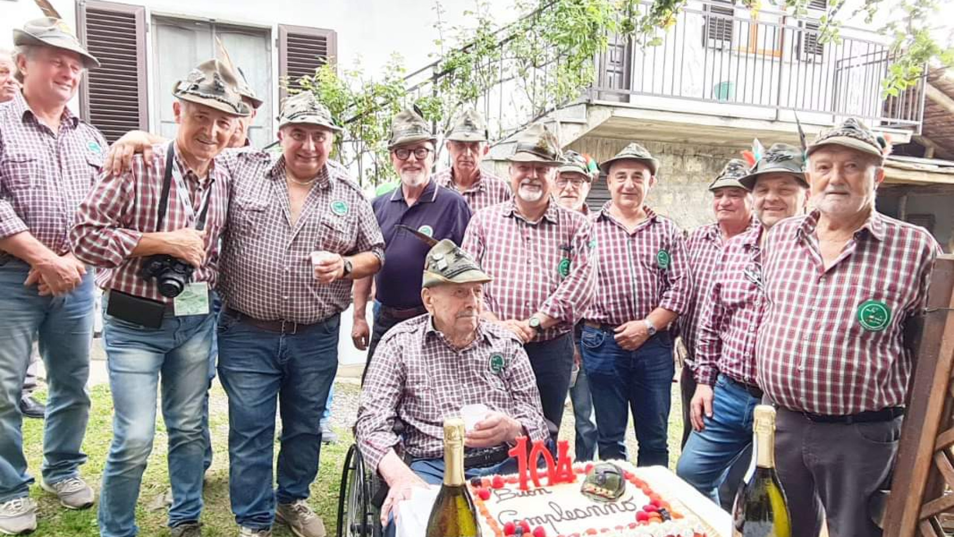 Alpini in festa a Ferriere: Antonio Barbieri ha compiuto 104 anni