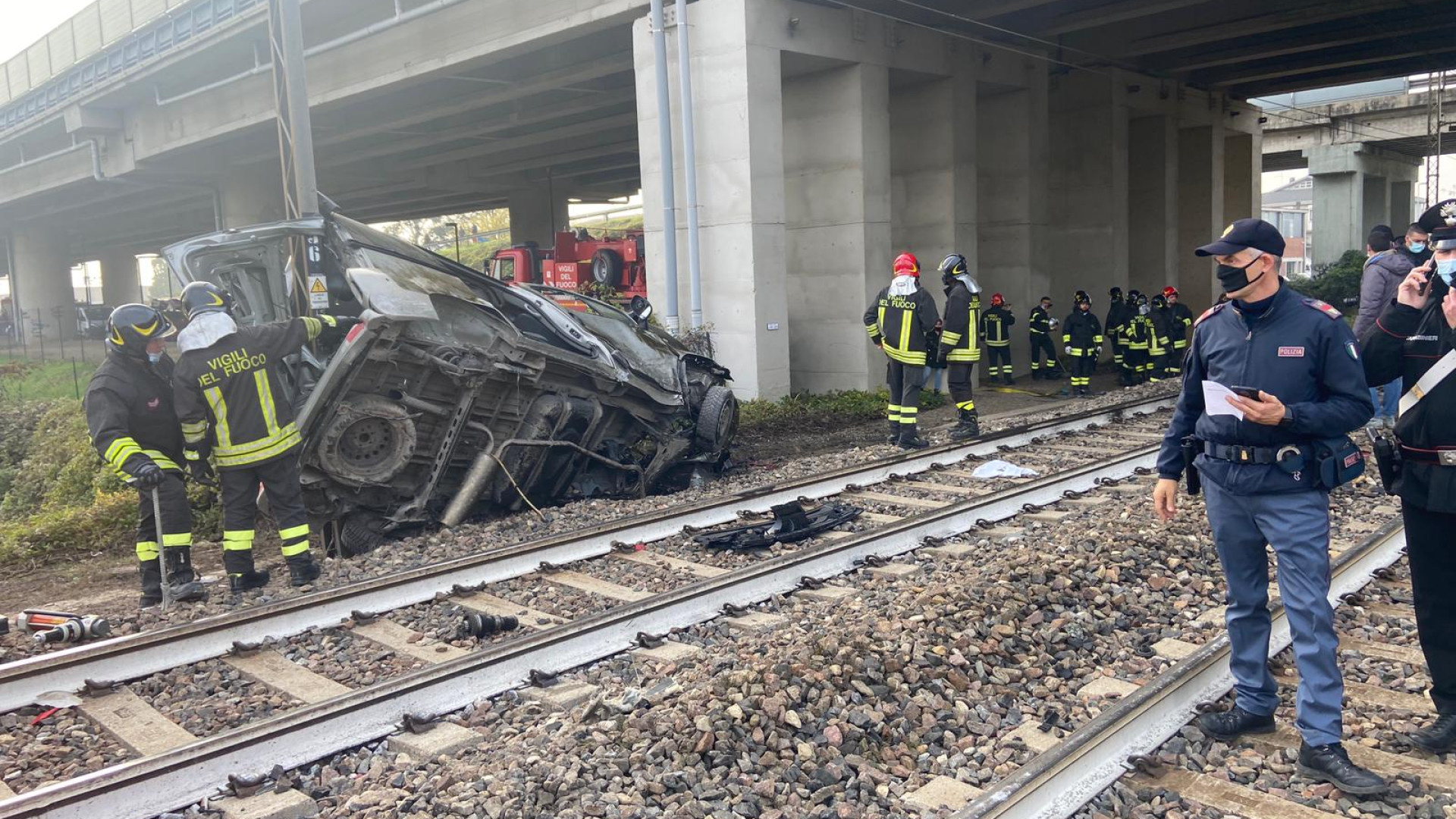 Pontetaro: pulmino sui binari, un morto. Riprende il traffico ferroviario