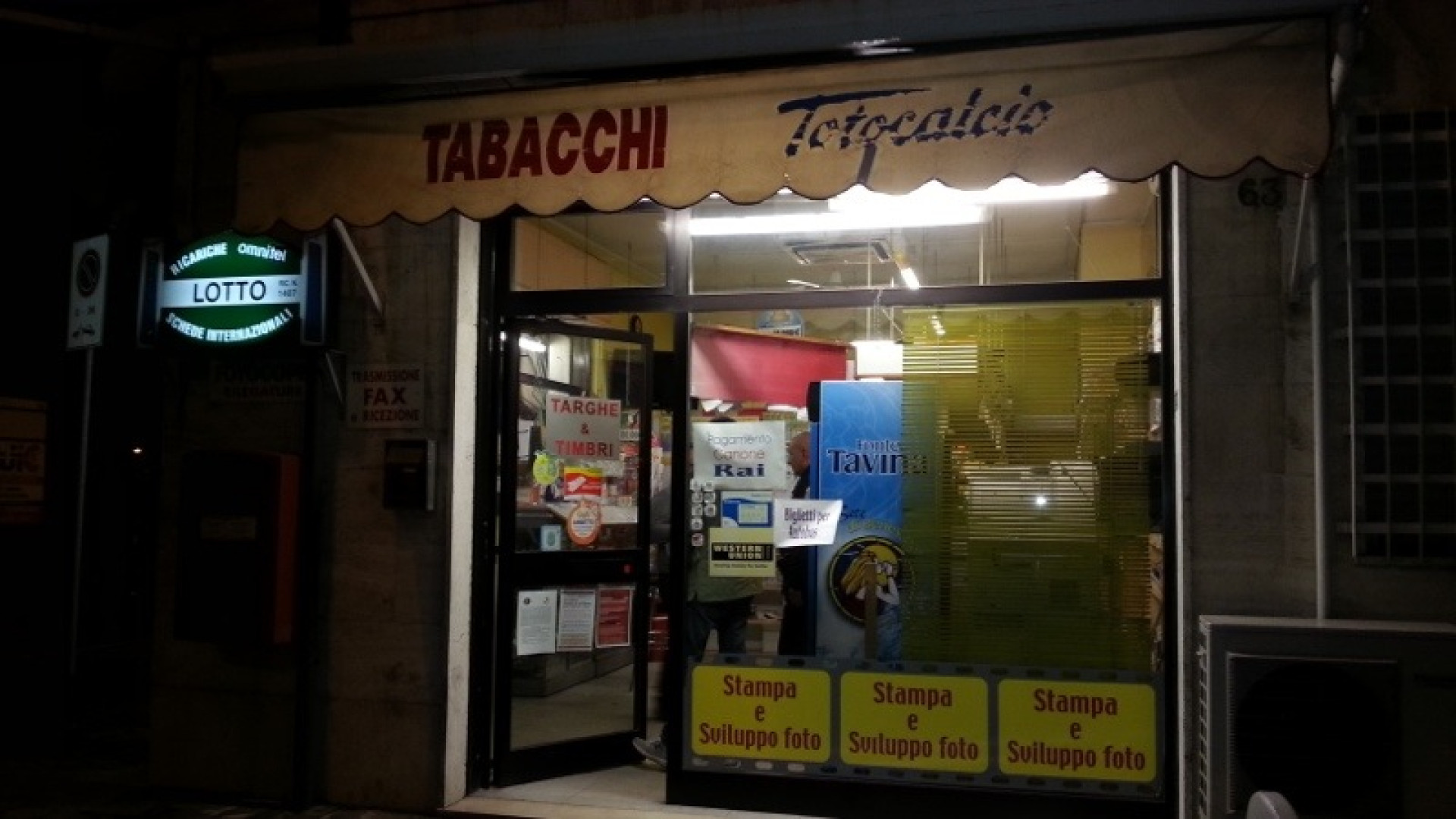 Rapina in tabaccheria: coppia armata di coltello ruba 5 mila euro