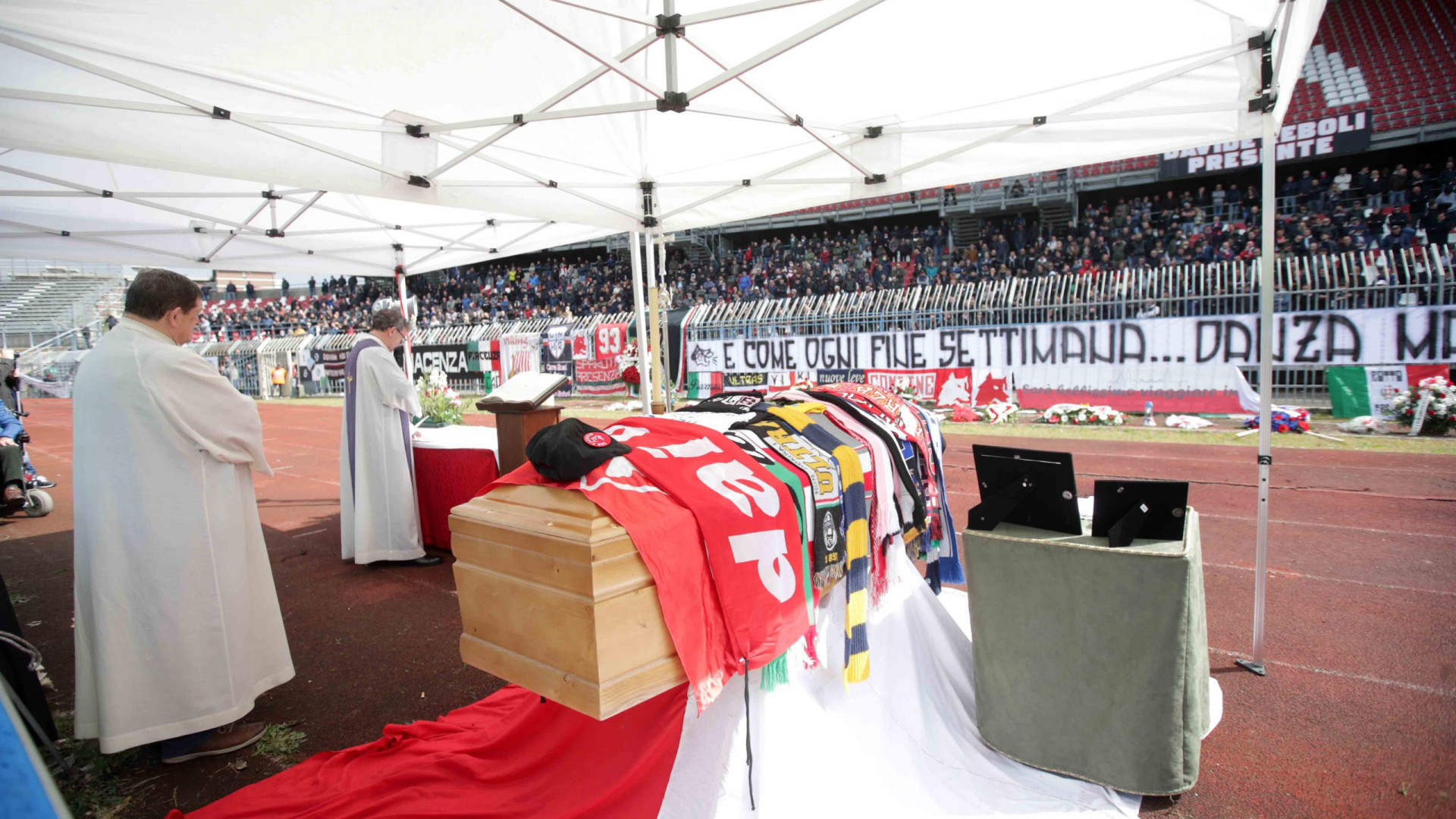 Migliaia di piacentini e ultras da tutta Italia per il funerale di Davide Reboli allo stadio