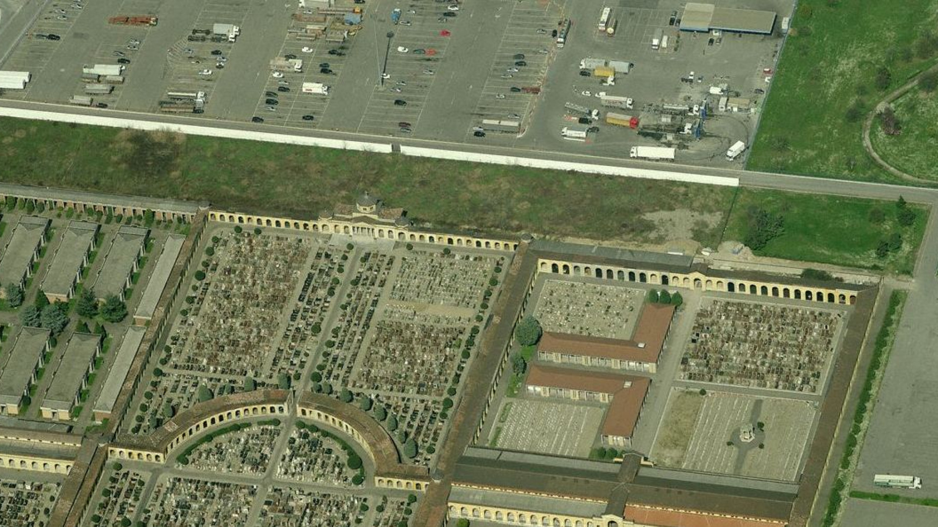 Ampliamento cimitero, l'esproprio costa al Comune 241mila euro in più