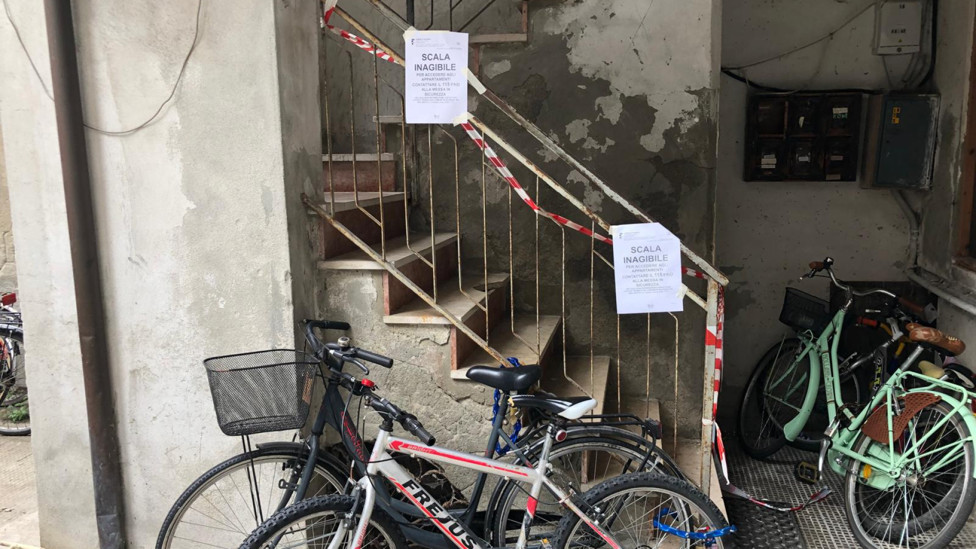 Crolla il pavimento di un bagno in via Roma, quattro famiglie evacuate