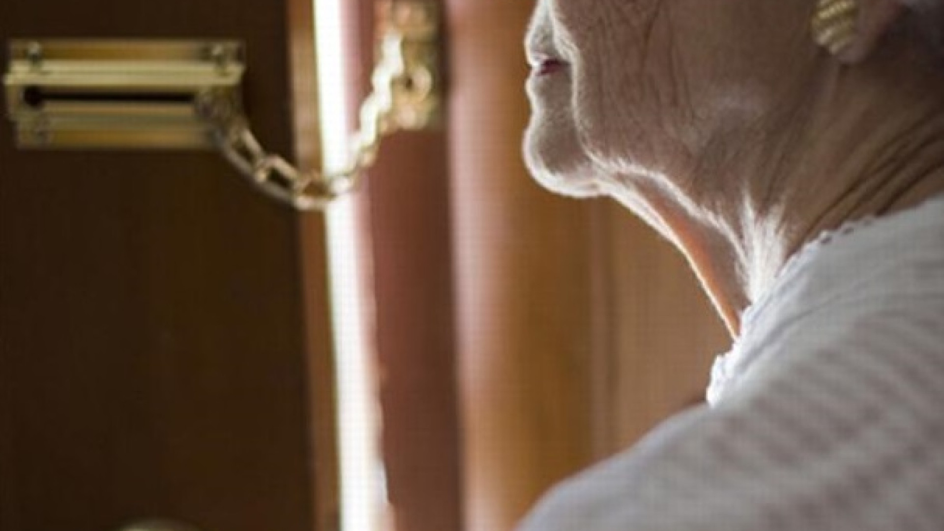 "Servono abiti per i profughi ucraini": entrano in casa e spariscono i gioielli