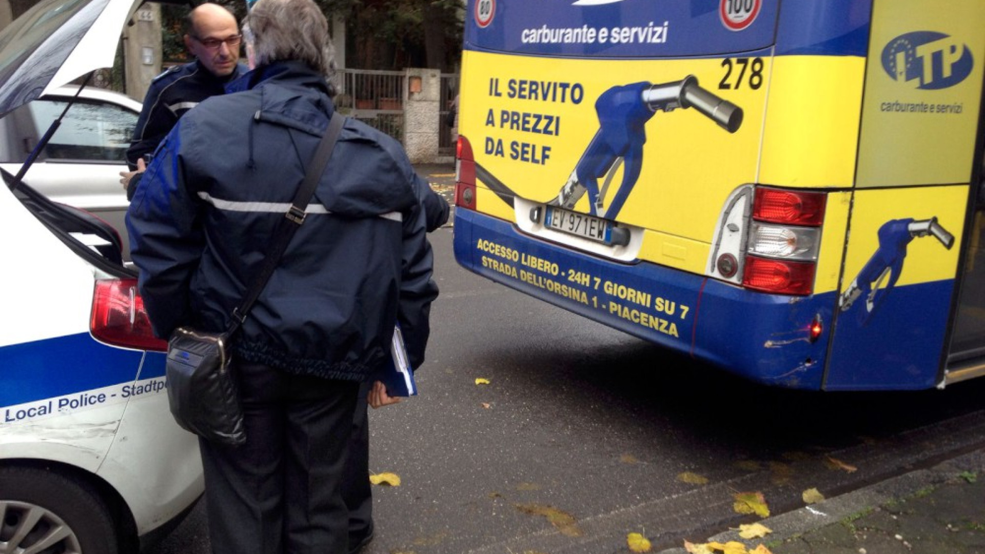 Travolta dal bus in partenza, gamba rotta per una 60enne in viale Beverora