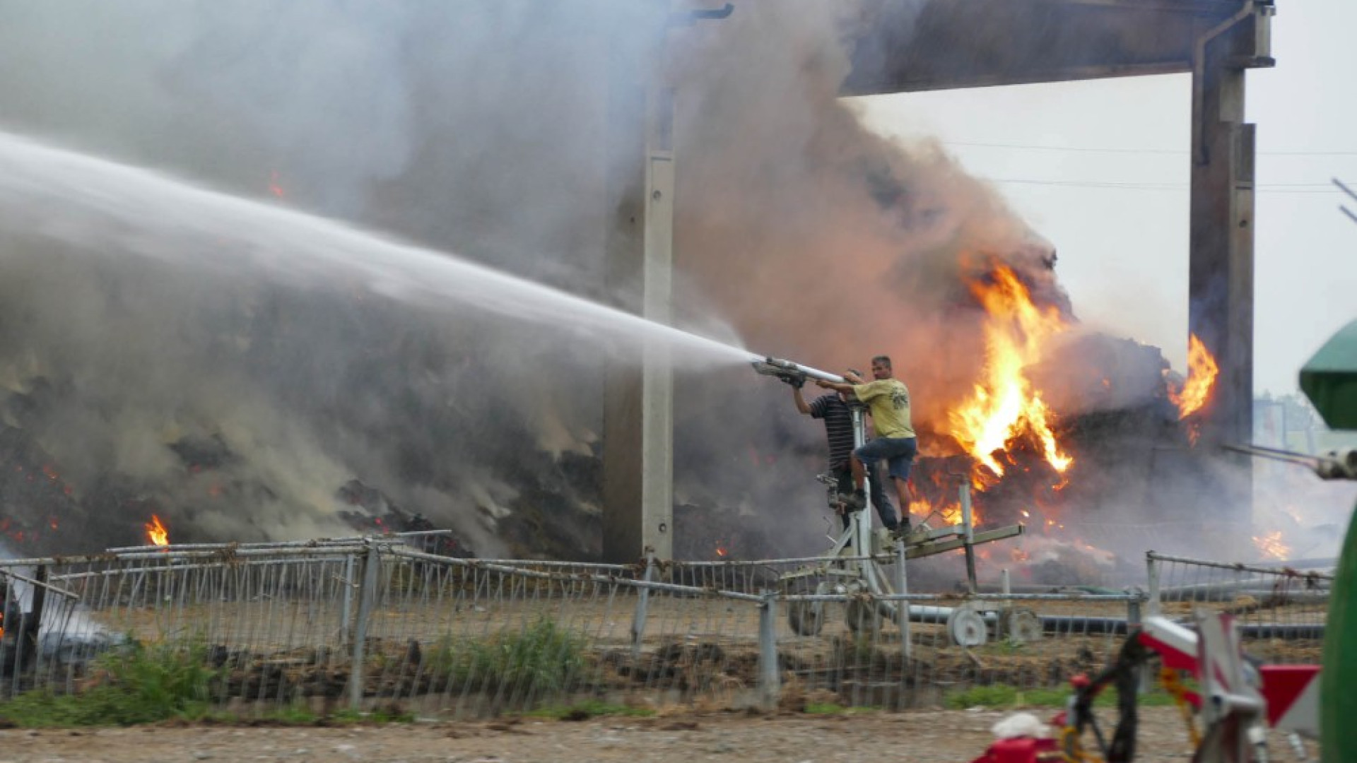 Incendio a Ponte Tidone, vigili del fuoco impegnati da due giorni