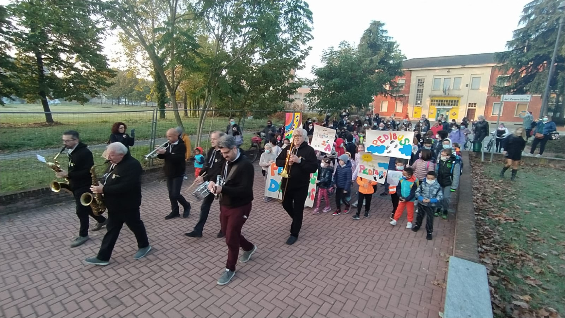 A scuola a suon di musica: il Pedibus jazz accompagna gli alunni della De Amicis