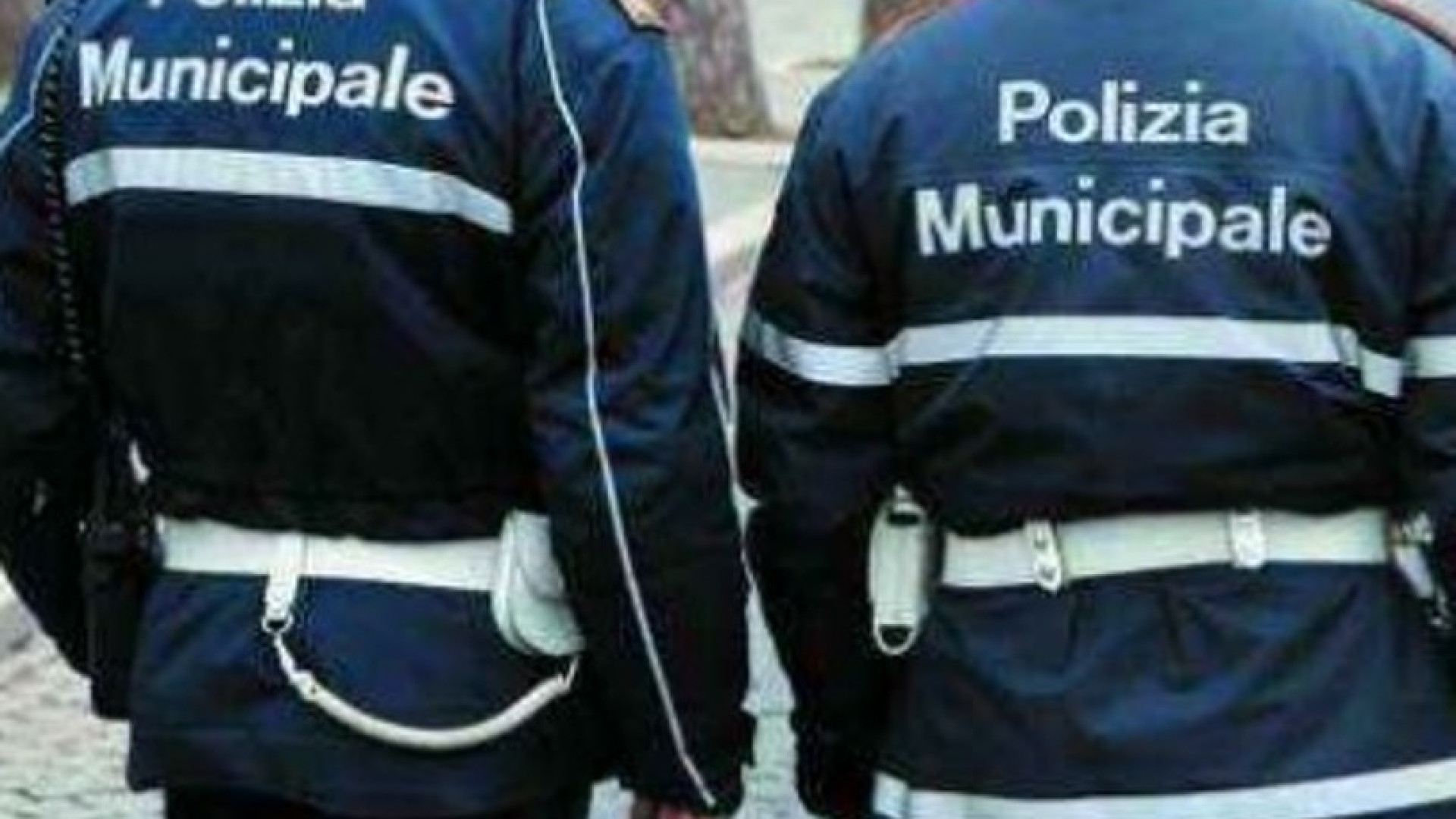 Guerra agli abusivi, controlli a tappeto della polizia municipale nelle zone calde