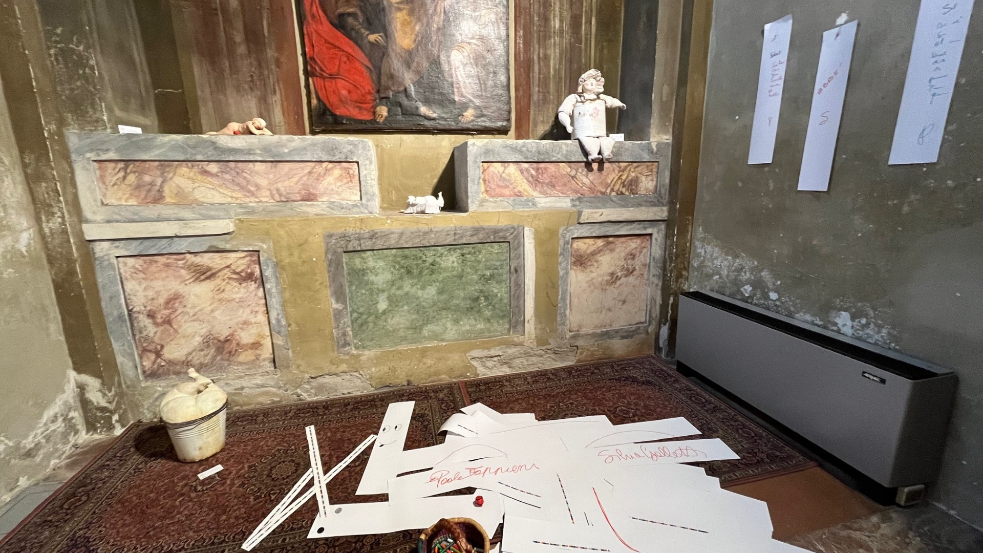 Il rapporto tra giochi e guerre e tra angeli e persone nella mostra di Foppiani e Galletti