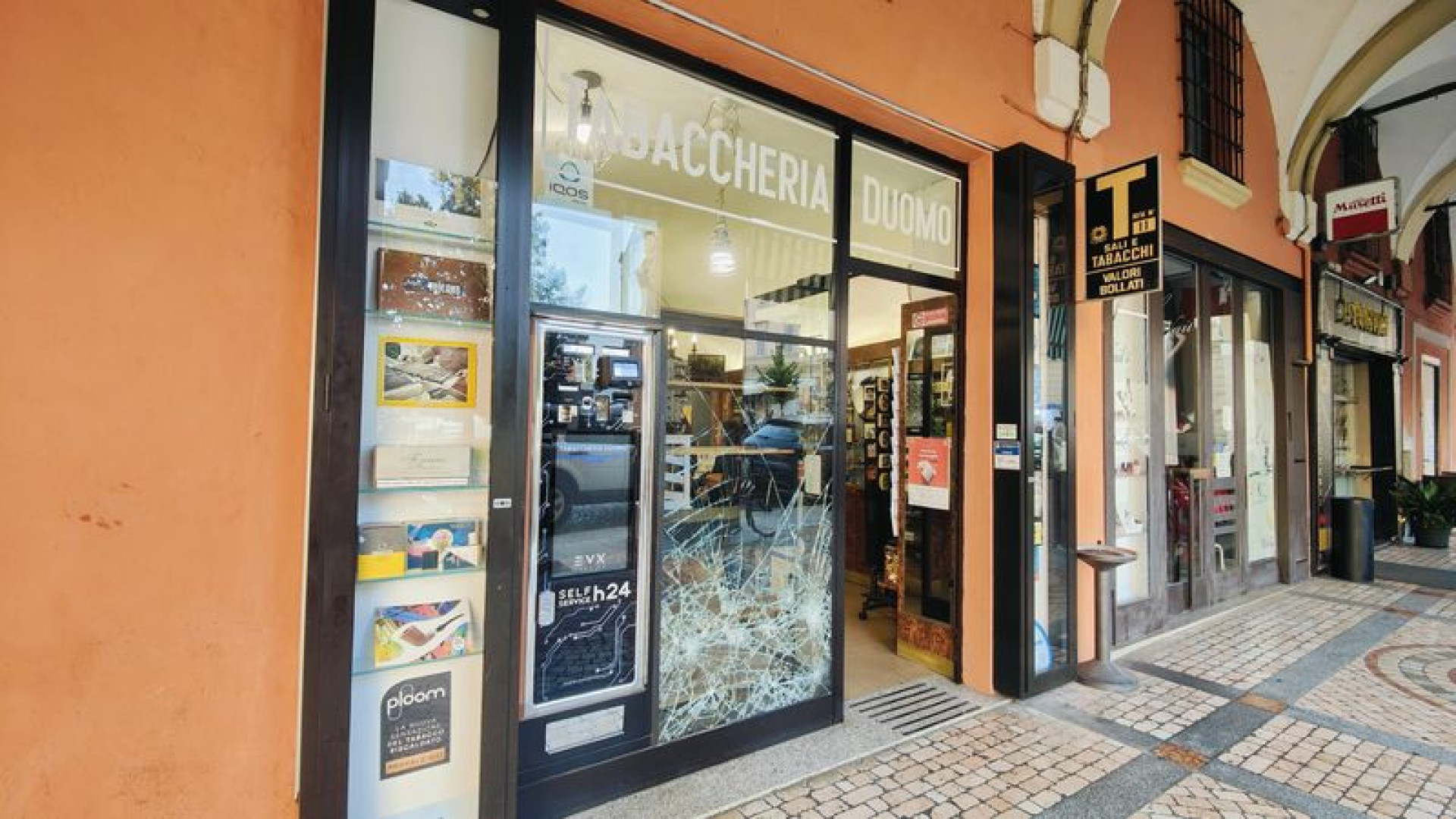 Piazza Duomo, con la grata del tombino tenta di sfondare la vetrina di una tabaccheria