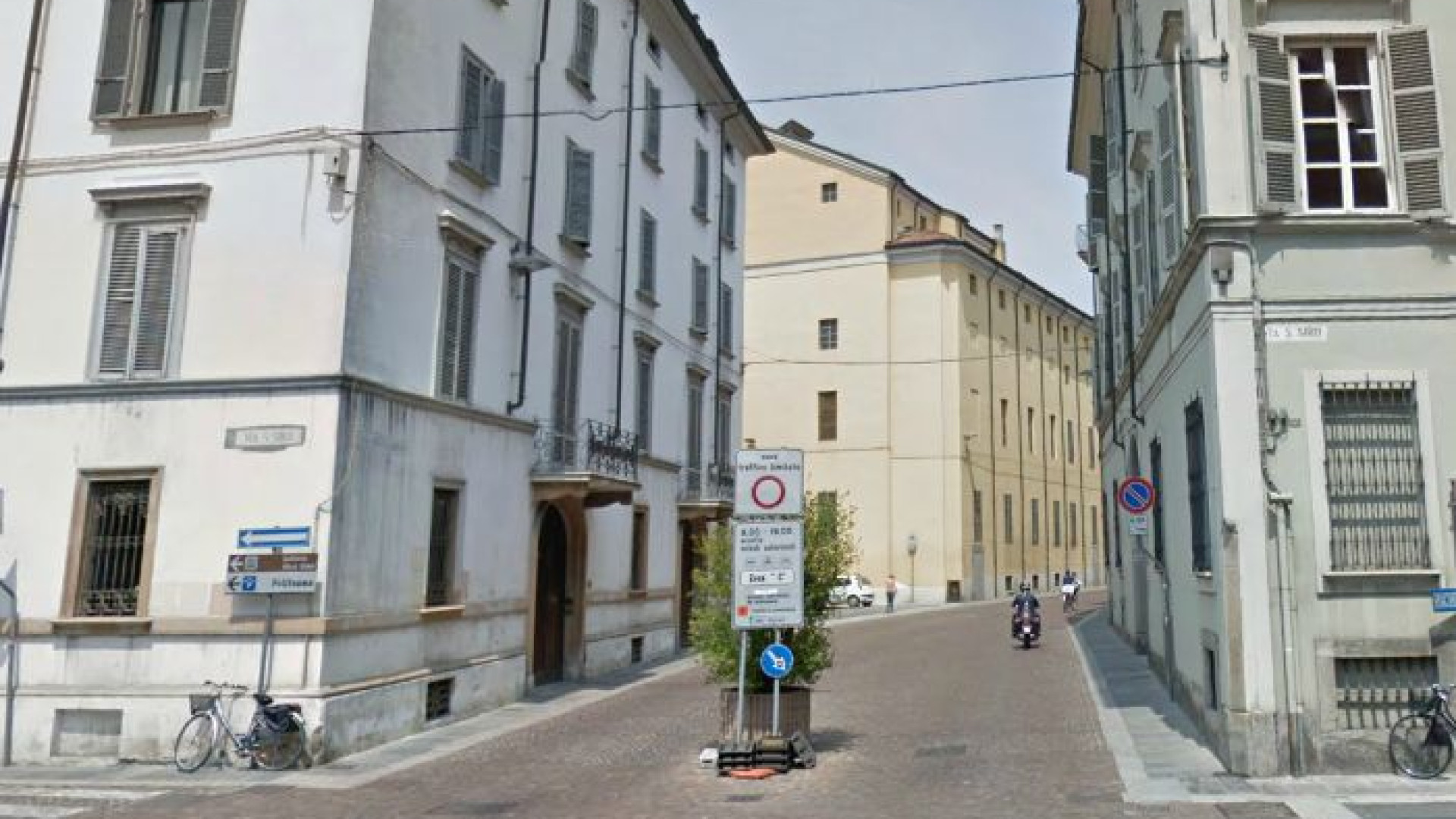 Automobili in coda in via Giordani, dal 15 gennaio Ztl aperta fino alle 8.30