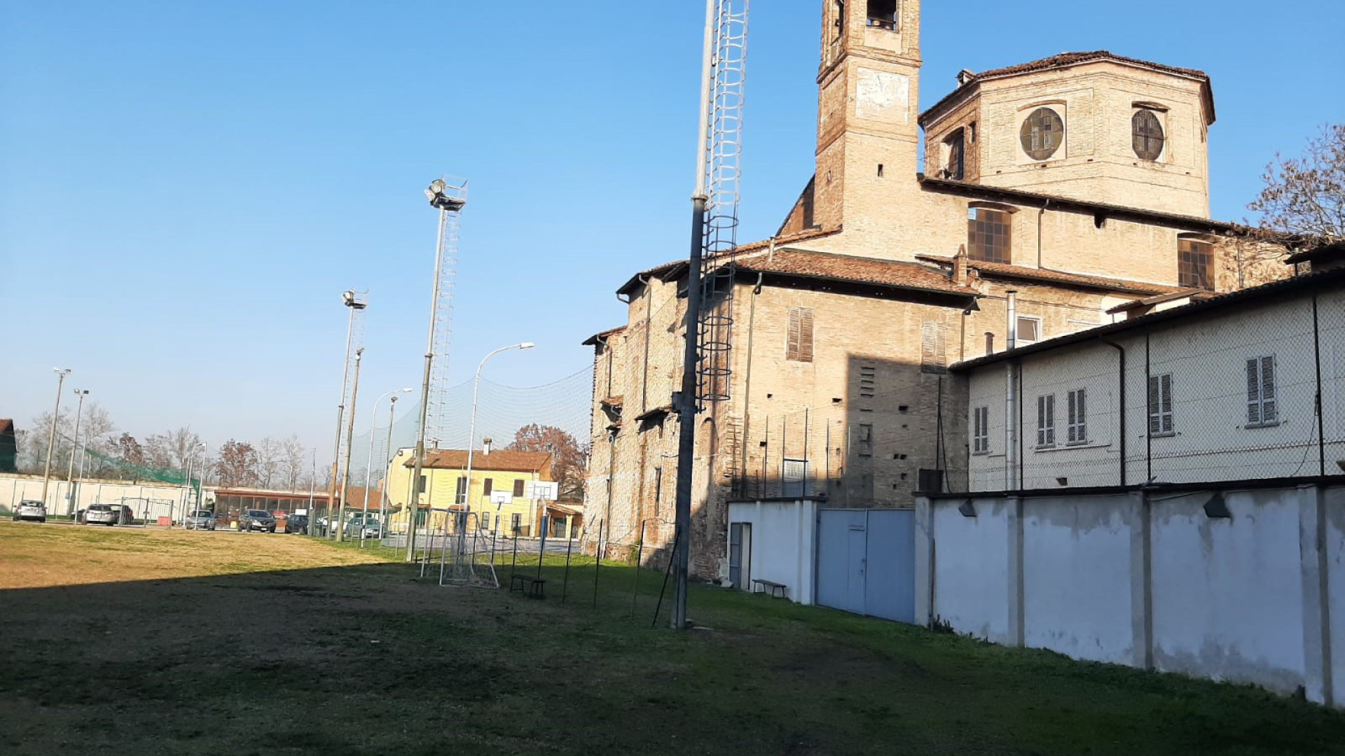 Spogliatoi del campo da calcio di San Bartolomeo accolgono otto senzatetto