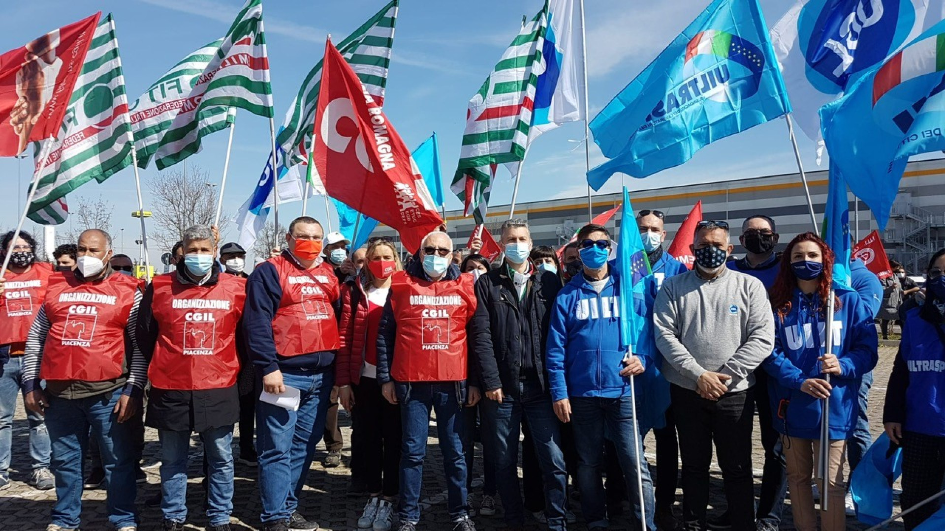 Aumenti in busta e buoni welfare. Conclusa la trattativa tra Amazon e sindacati