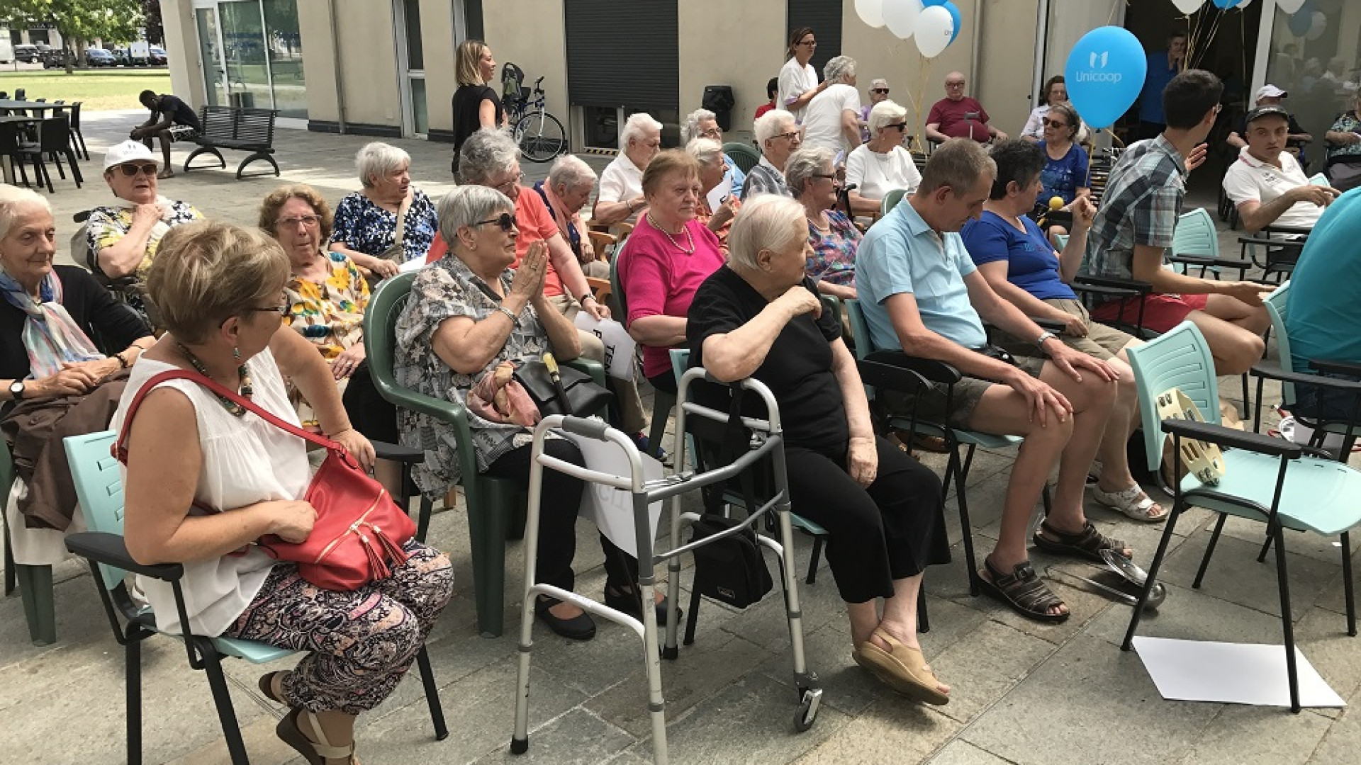 Una divertente corrida musicale con anziani, bambini e disabili