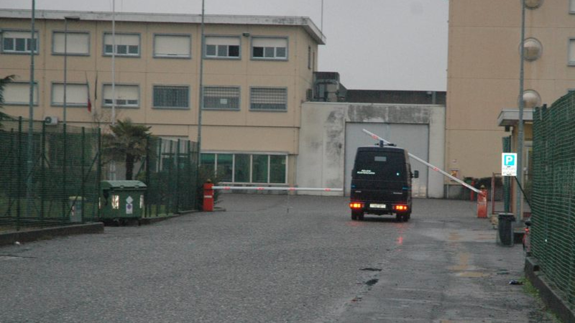 Condannato a sei mesi straniero che aveva dato fuoco alla sua cella