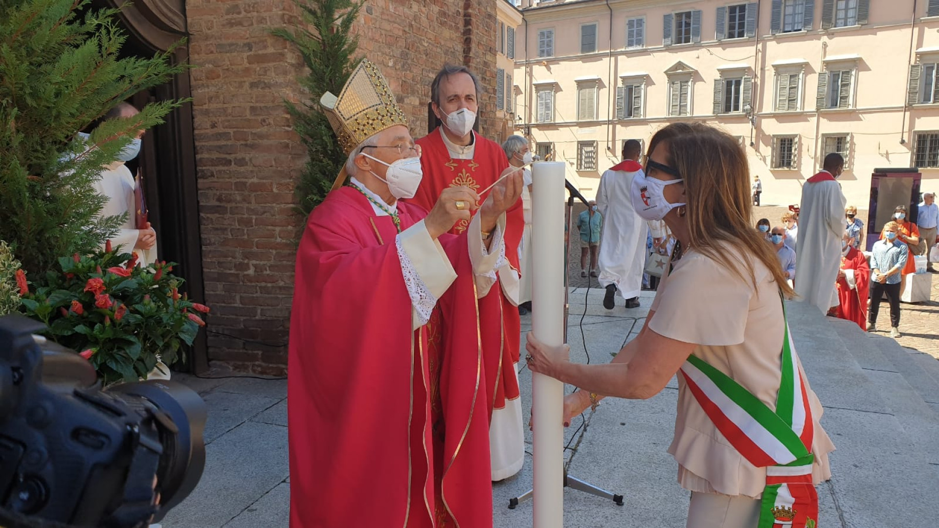 Antonino d’oro alla città. Il vescovo: “Ripartiamo da qui”. Il sindaco: “Emblema di speranza e incoraggiamento”. LE FOTO