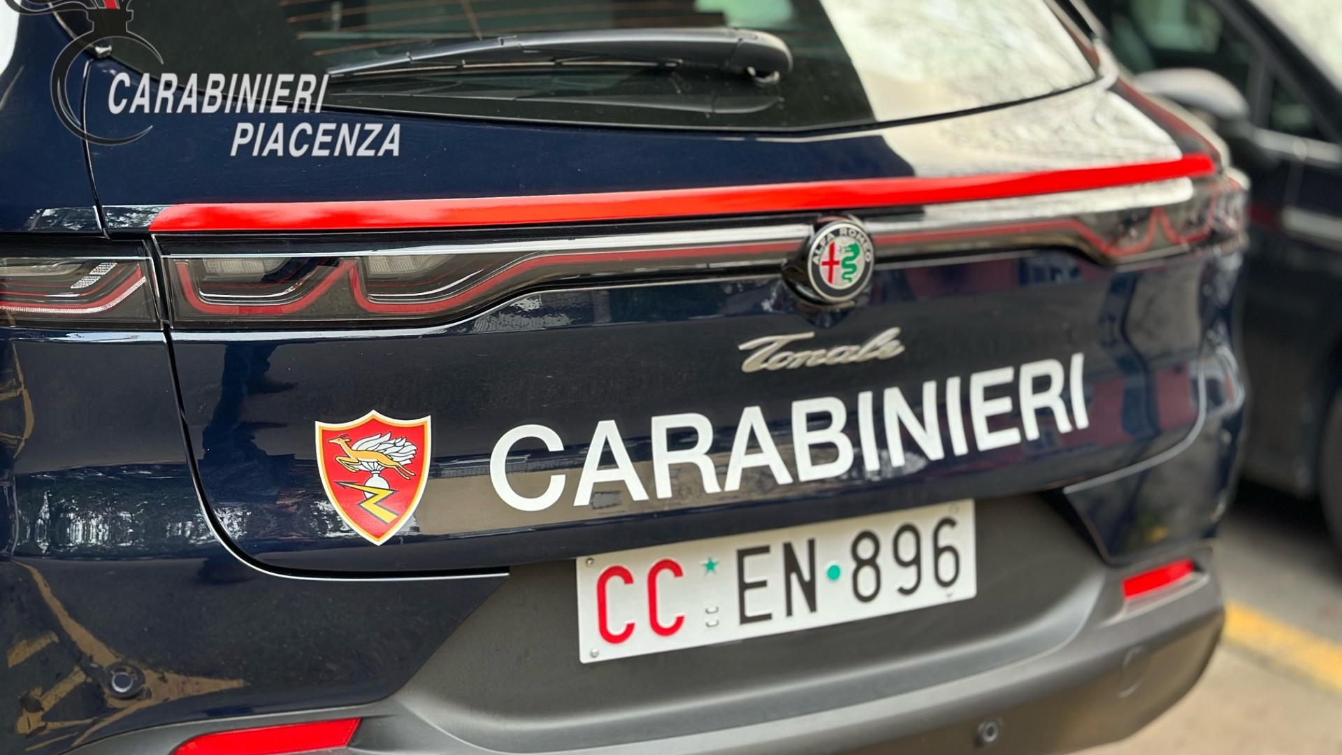 Ubriaco litiga davanti al bar e se la prende con i carabinieri: denunciato