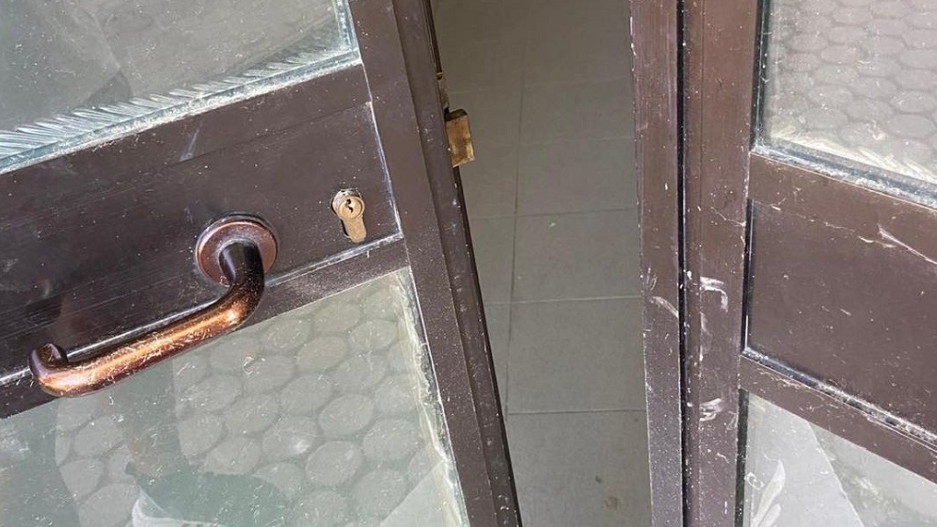 Piscina e stadio comunali presi d'assalto dai ladri-vandali, sparite felpe e un computer