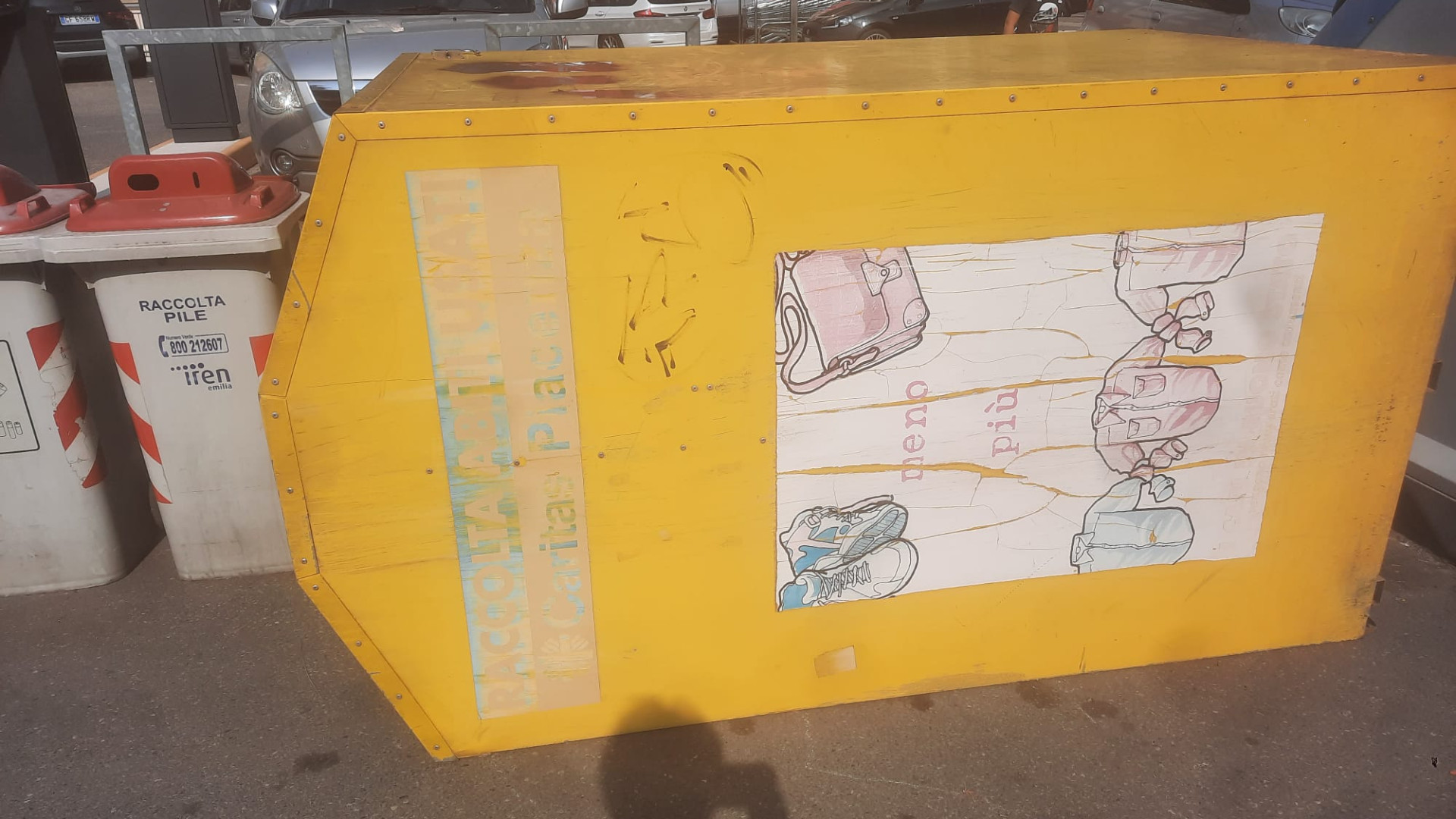 Cassonetti rovesciati: vandali in viale Dante. Nel mirino anche i contenitori Caritas