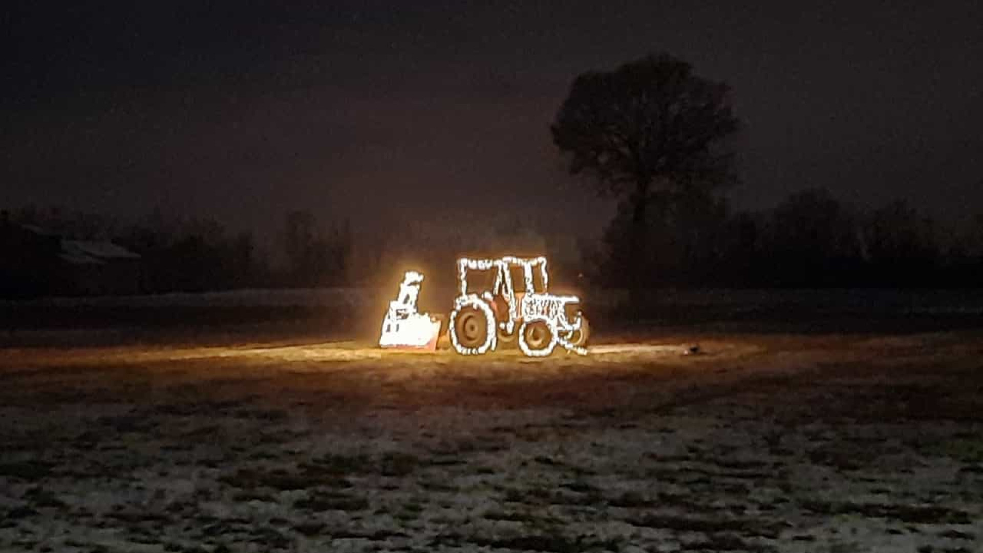 A Chero di Carpaneto illuminazione natalizia per un trattore in un campo