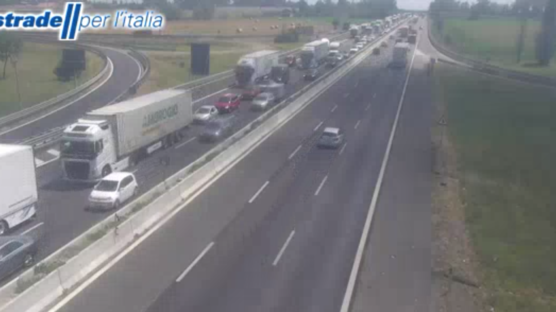Tir si ribalta in A1 tra Piacenza e Fiorenzuola, traffico in tilt e code