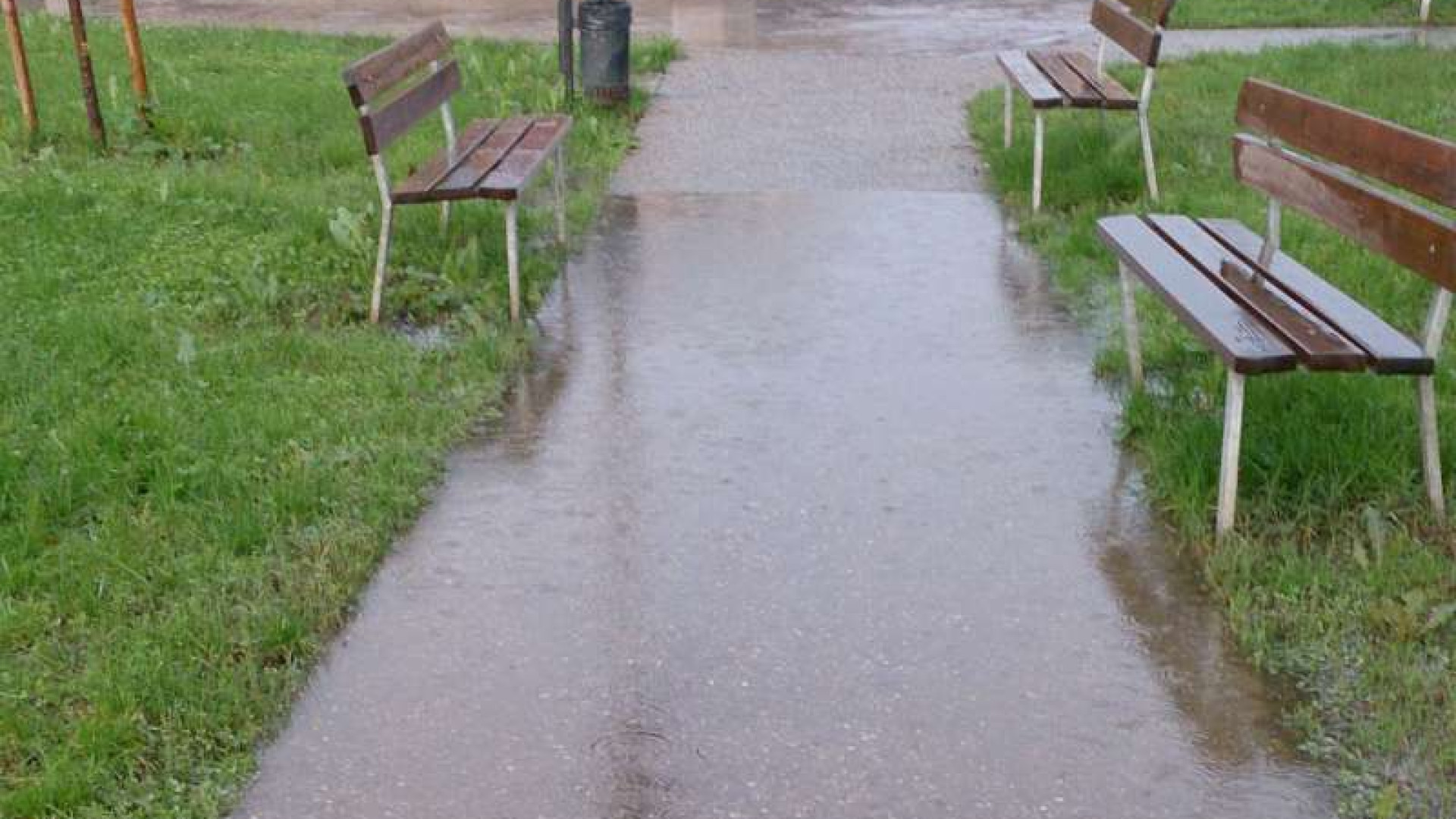 Parco della Pace, vialetti allagati. "Mancano i soldi o la voglia di intervenire?"