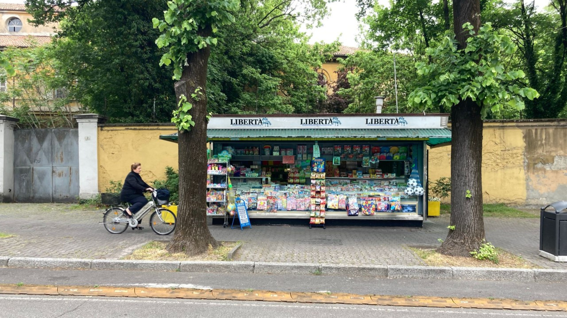 Riapre l'edicola di via Genova "degli abbracci sociali", grazie a due ragazzi autistici