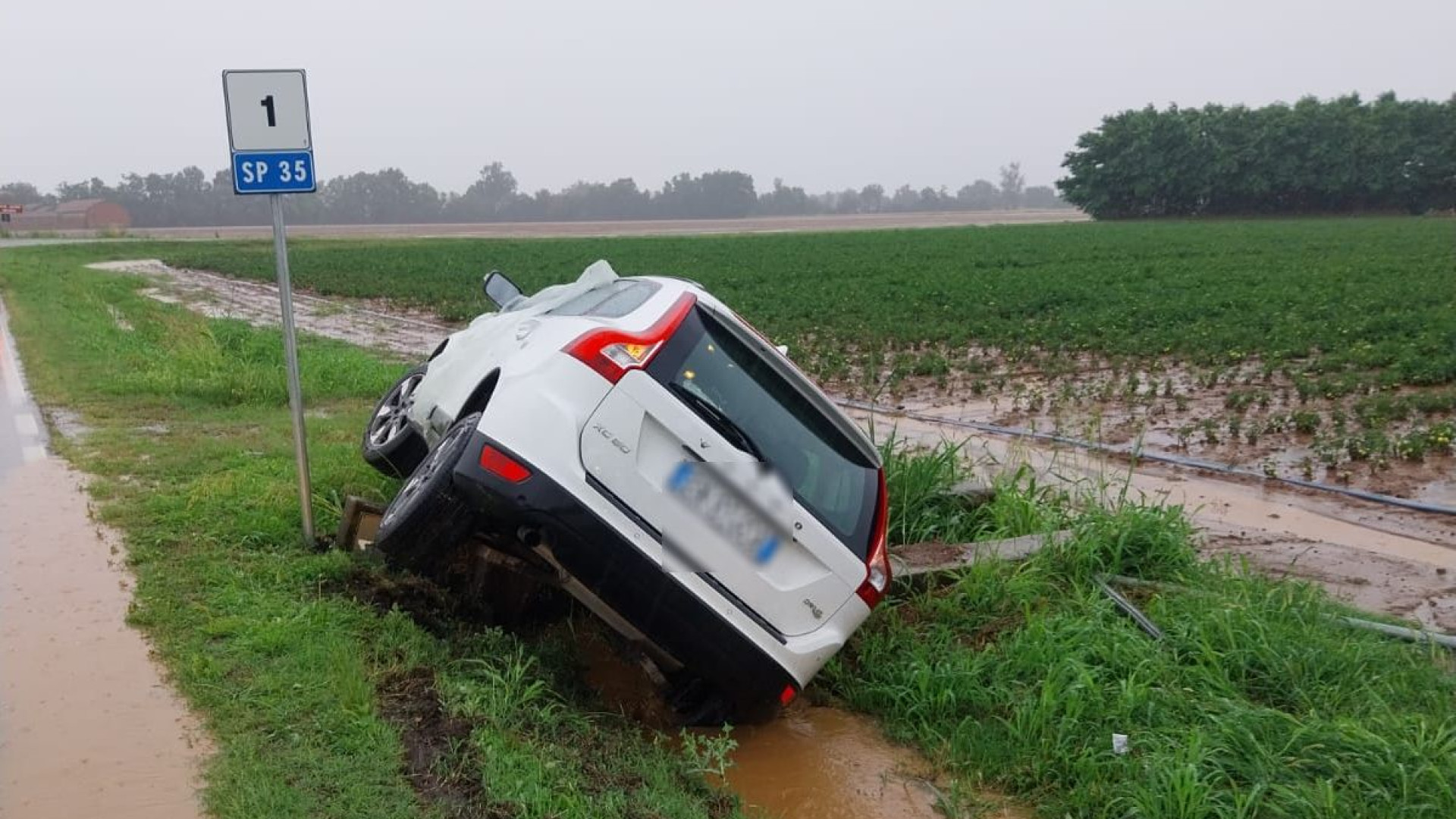 Strada allagata, auto finisce fuori strada: madre e figlio di cinque anni all'ospedale