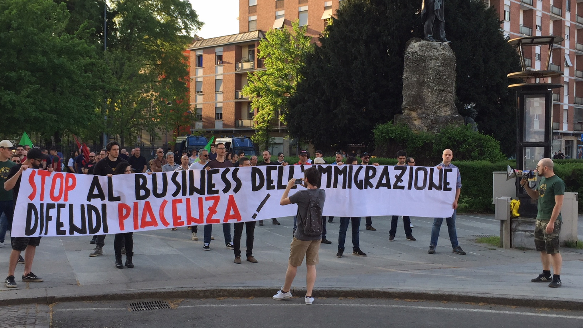 CasaPound scende in piazza: "Stop all’immigrazione e al business dell’accoglienza"