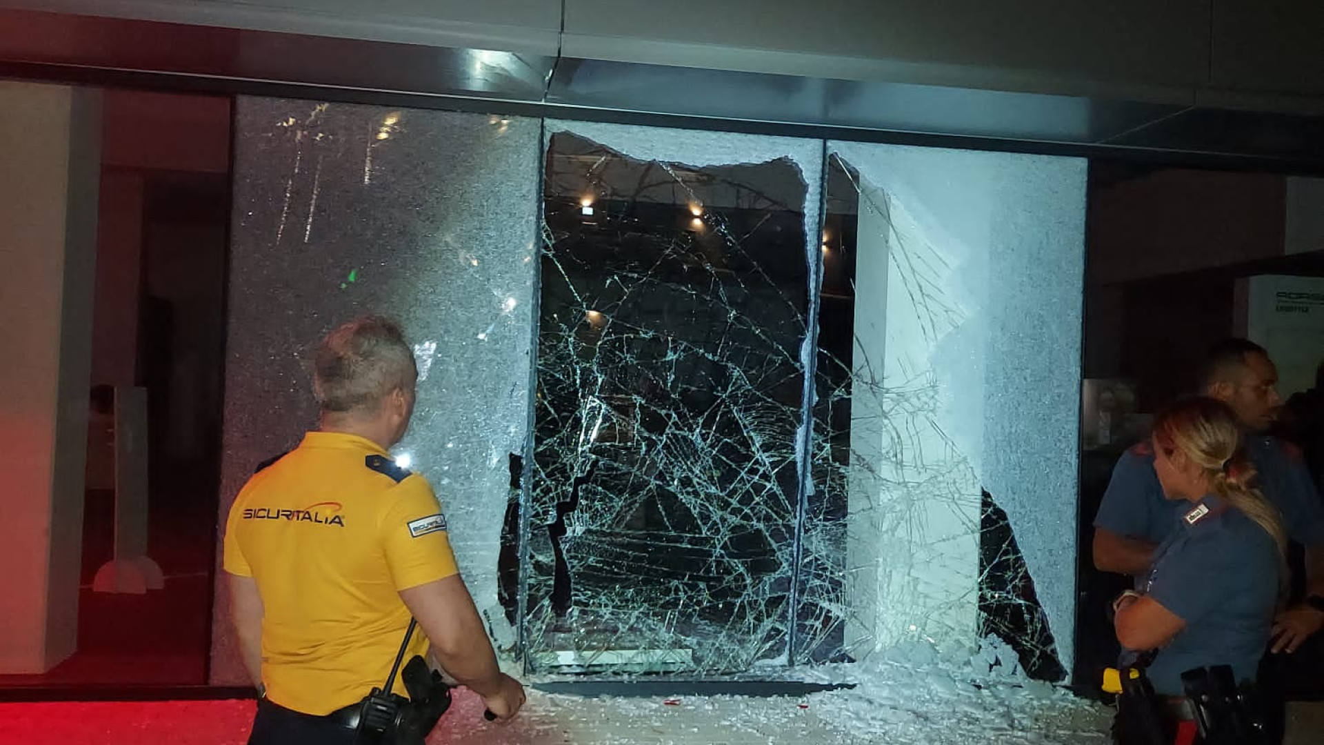 Distruggono la vetrata di una concessionaria e rubano bici di quasi 10mila euro di valore
