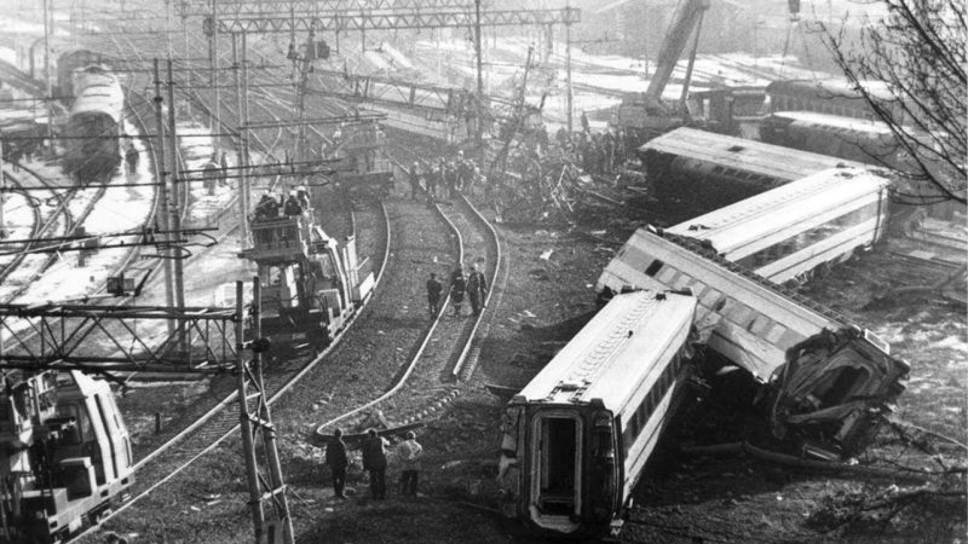 Sul binario 1 lacrime e commozione a 17 anni dalla tragedia del Pendolino
