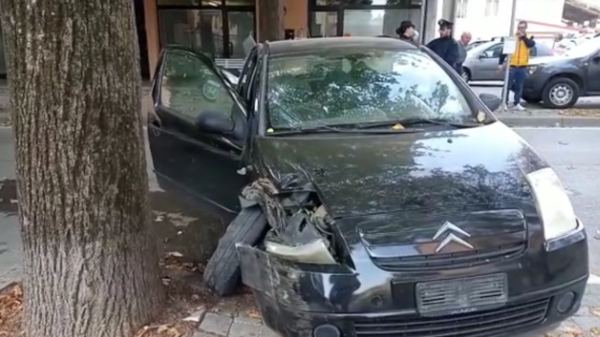 Rottofreno, finisce fuori strada e si schianta contro una pianta: conducente ferita