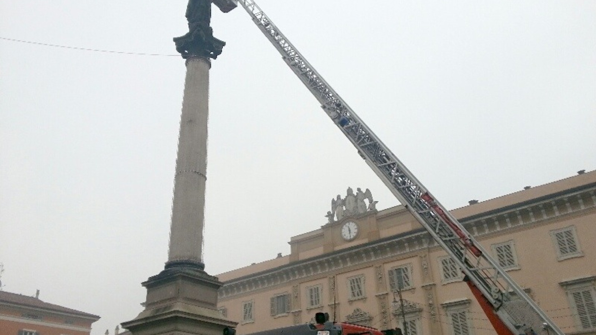 I vigili del fuoco festeggiano l'Immacolata in piazza Duomo